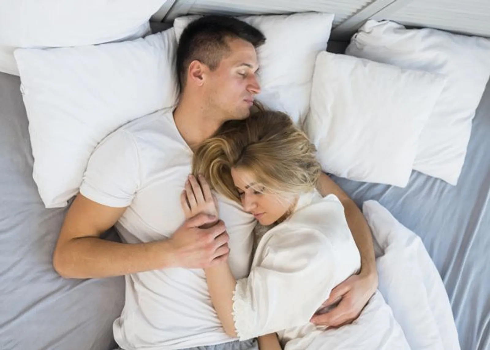 Seksi! Ungkap 9 Manfaat Tidur Telanjang dengan Pasangan