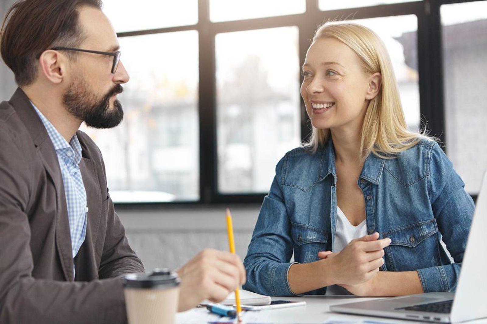 Dear Suami, Ini Batasan Saat Berteman dengan Rekan Kerja Perempuan