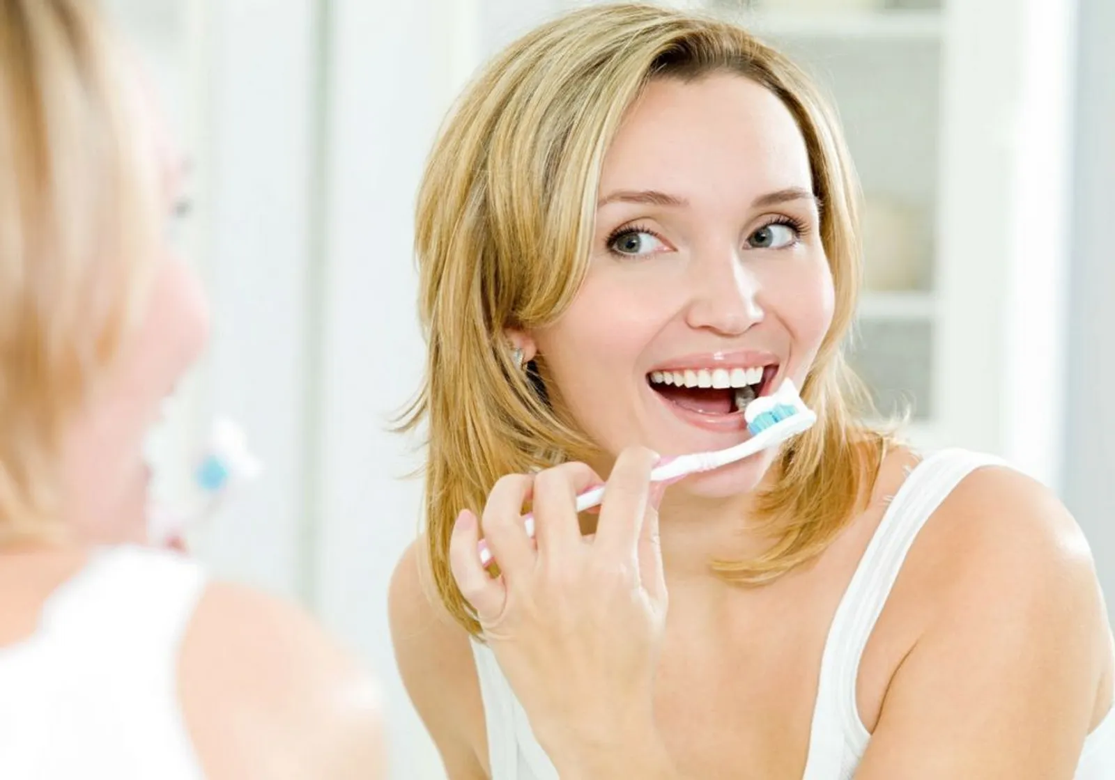 5 Cara Memutihkan Gigi Secara Alami Tanpa Harus Ke Dokter