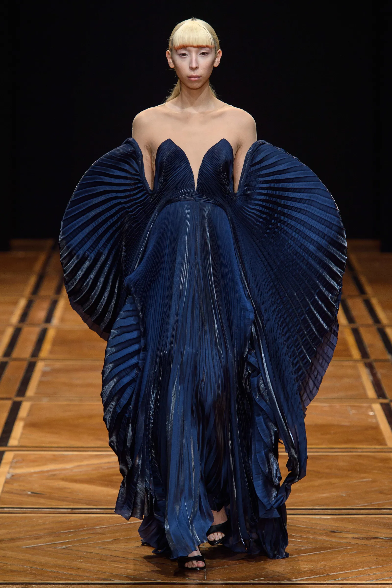 Iris van Herpen Tampilkan Busana Haute Couture yang 'Mind Blowing'