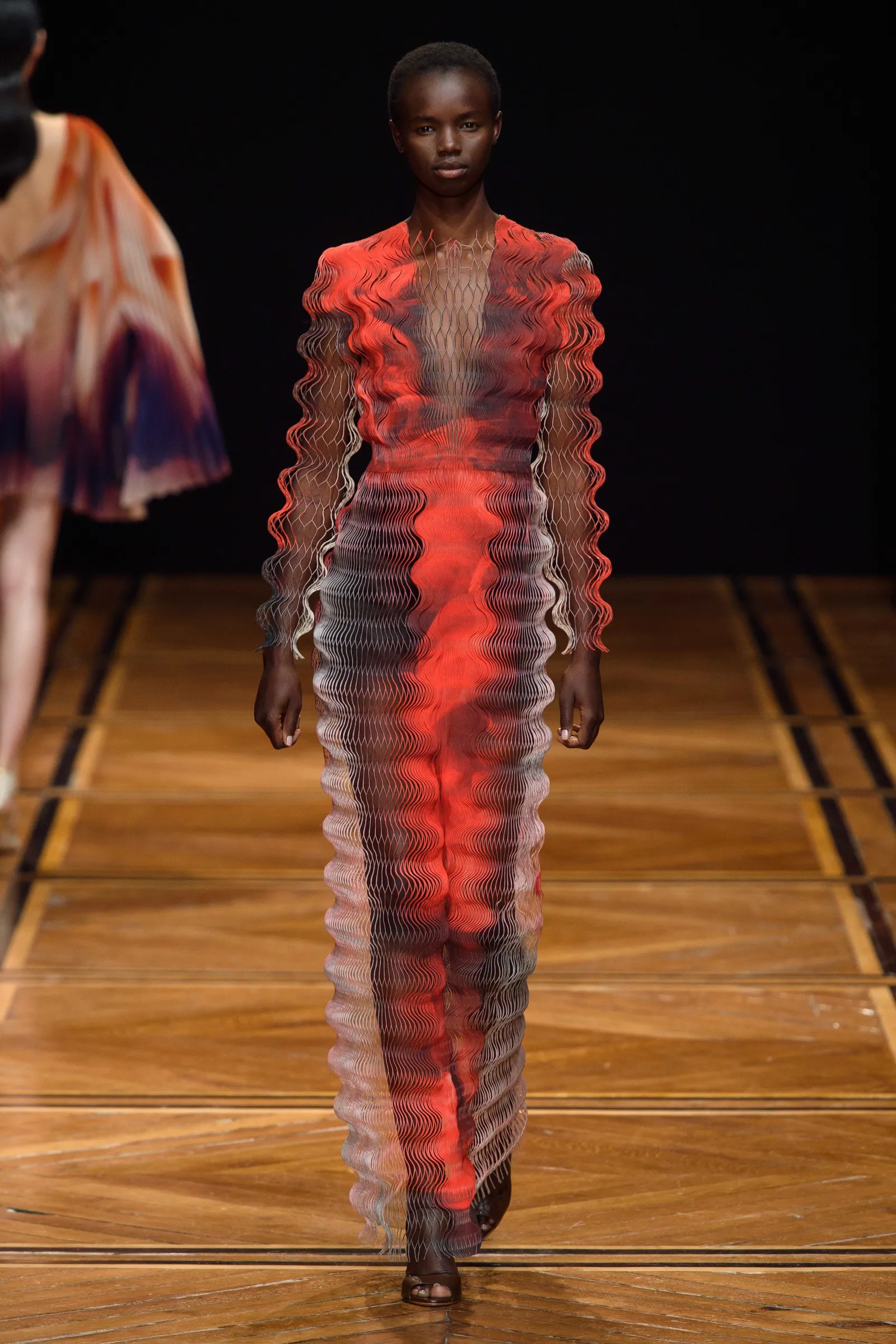 Iris van Herpen Tampilkan Busana Haute Couture yang 'Mind Blowing'