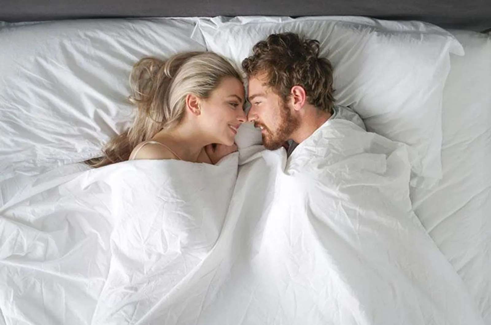 Seksi! Ungkap 9 Manfaat Tidur Telanjang dengan Pasangan