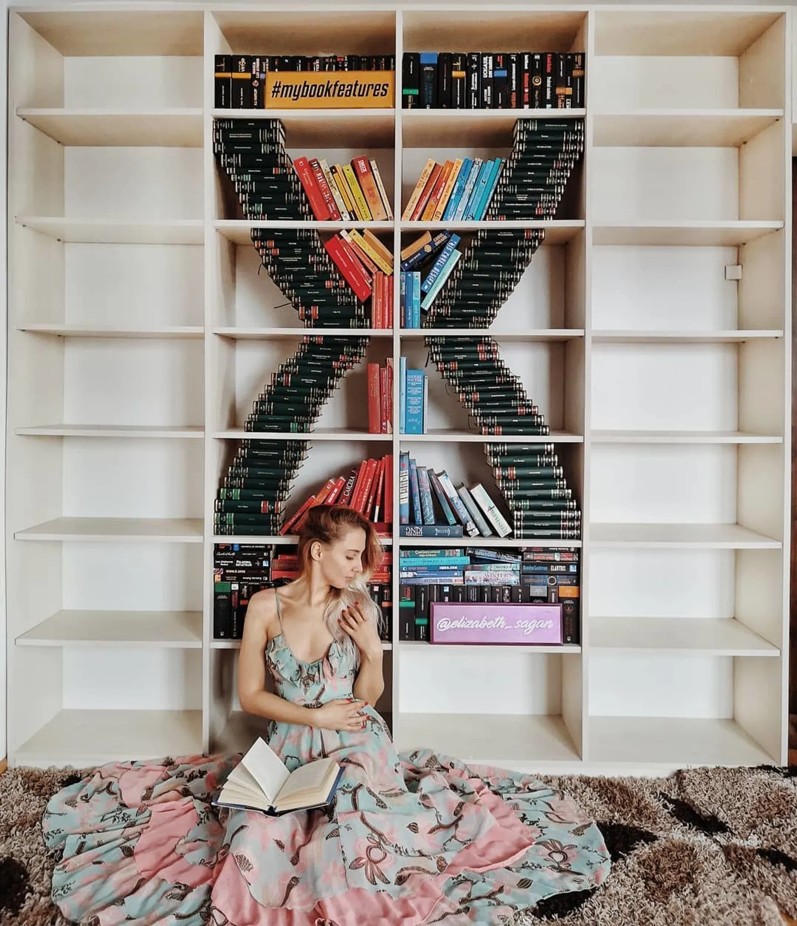 Bermodalkan Buku, Perempuan Ini Buat Foto yang Instagramable Banget