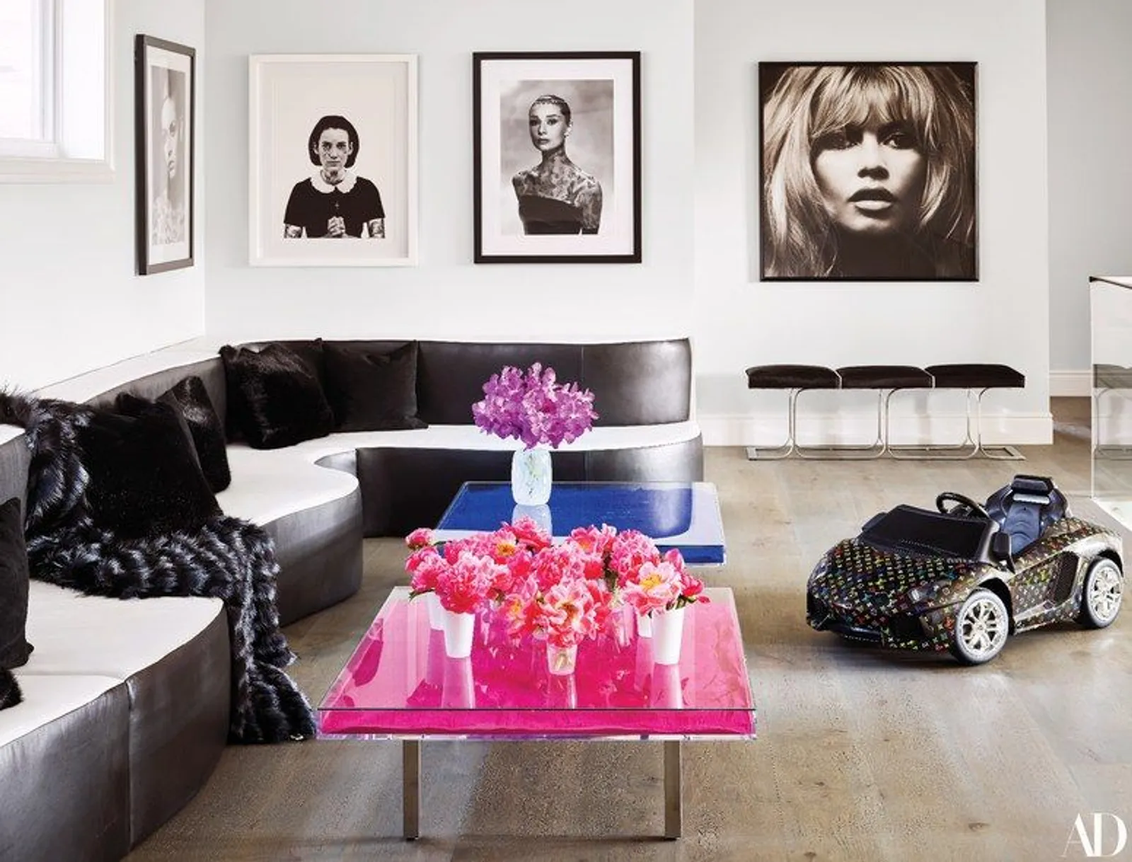 Rumah Kylie Jenner Dihiasi Artwork Harga Miliaran & Handuk Rp42 Juta