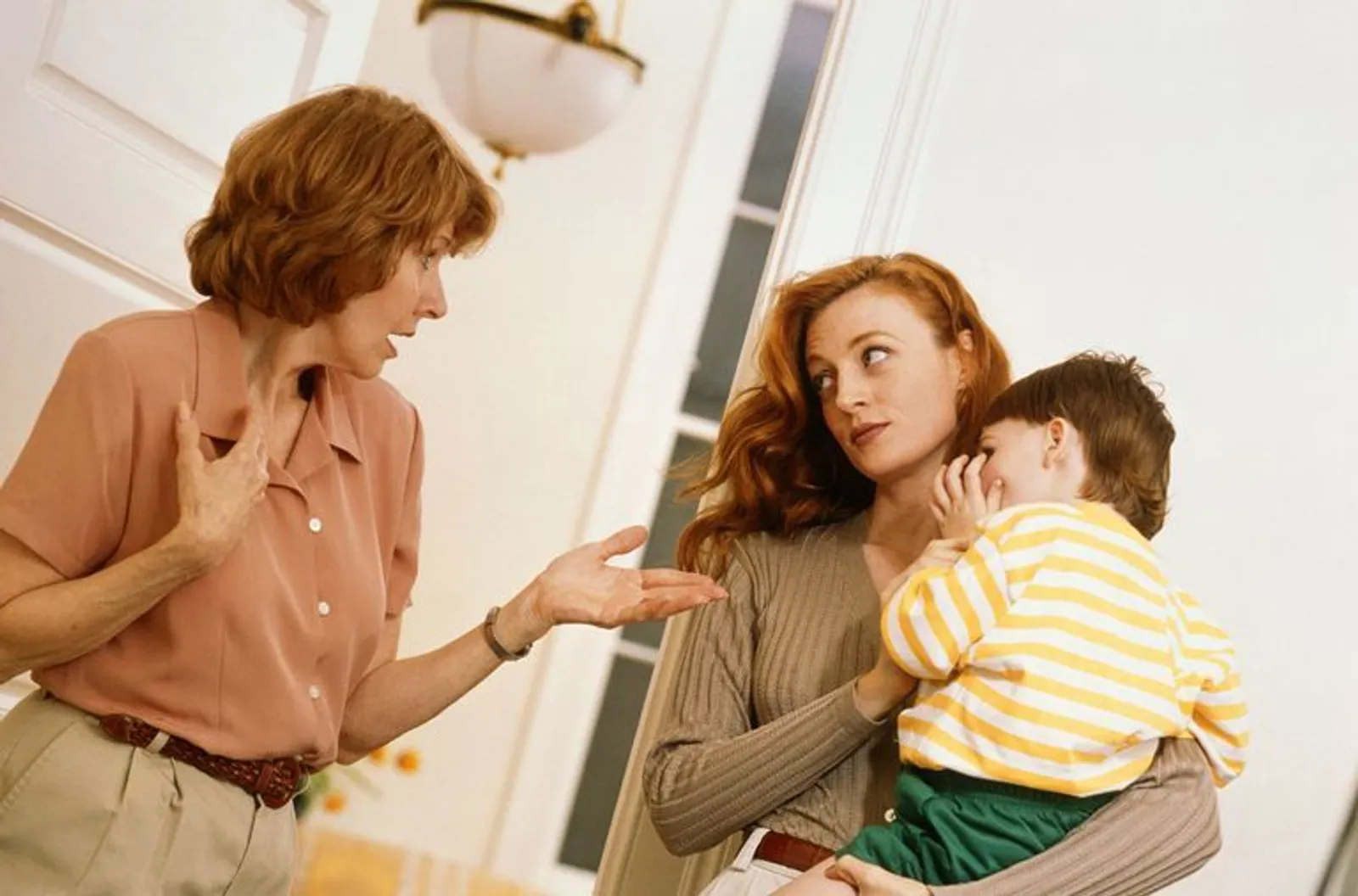 7 Tanda yang Menandakan Kamu Perlu Lebih Akrab Lagi dengan Ibu Mertua