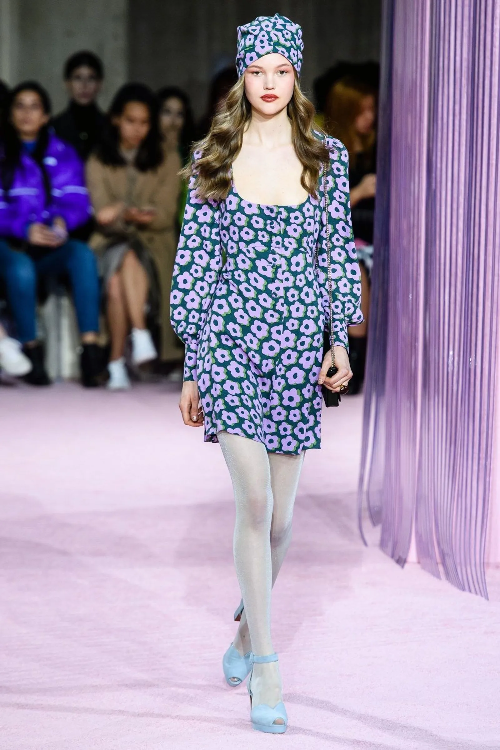 Floral Power! Motif Manis Ini Ramaikan Panggung New York Fashion Week