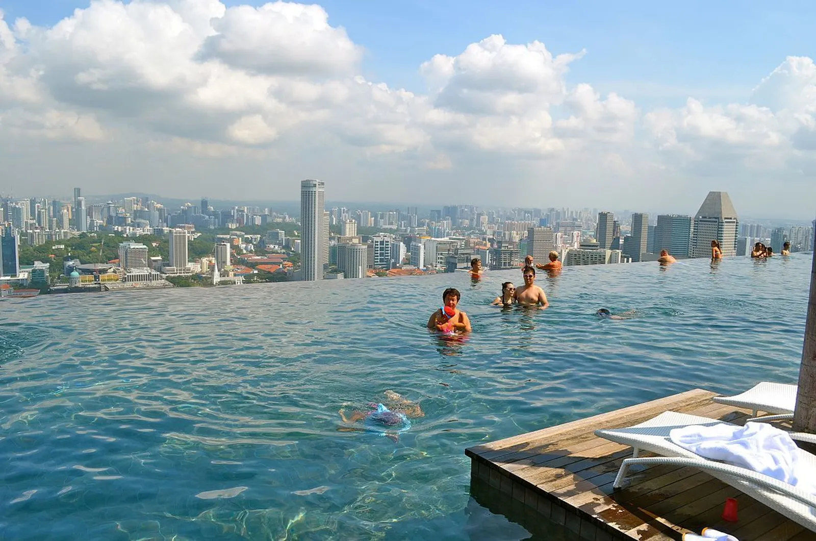 Ini Kolam Renang Tertinggi di Dunia yang Ada di Dubai, Berani Coba?