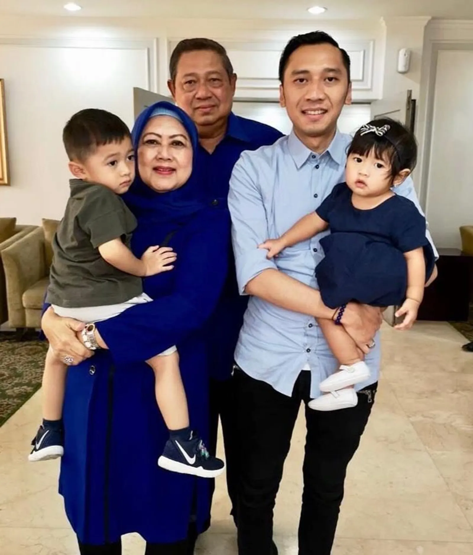 Penuh Cinta, 9 Potret Keakraban Ani Yudhoyono Bersama Anak dan Cucunya