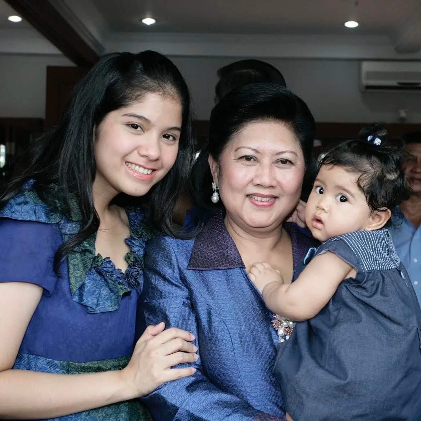 Penuh Cinta, 9 Potret Keakraban Ani Yudhoyono Bersama Anak dan Cucunya