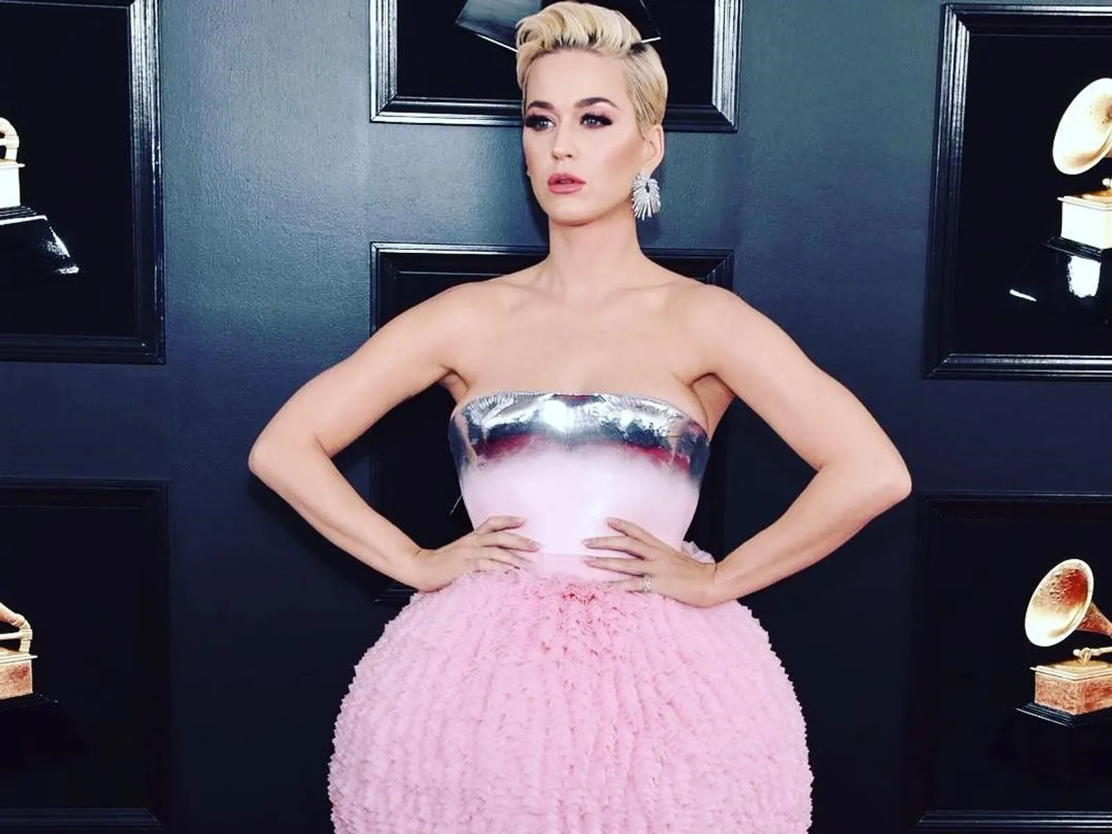 Gaun Pinata Hingga Futuristik, Ini Dia 7 Busana Fantastis Katy Perry