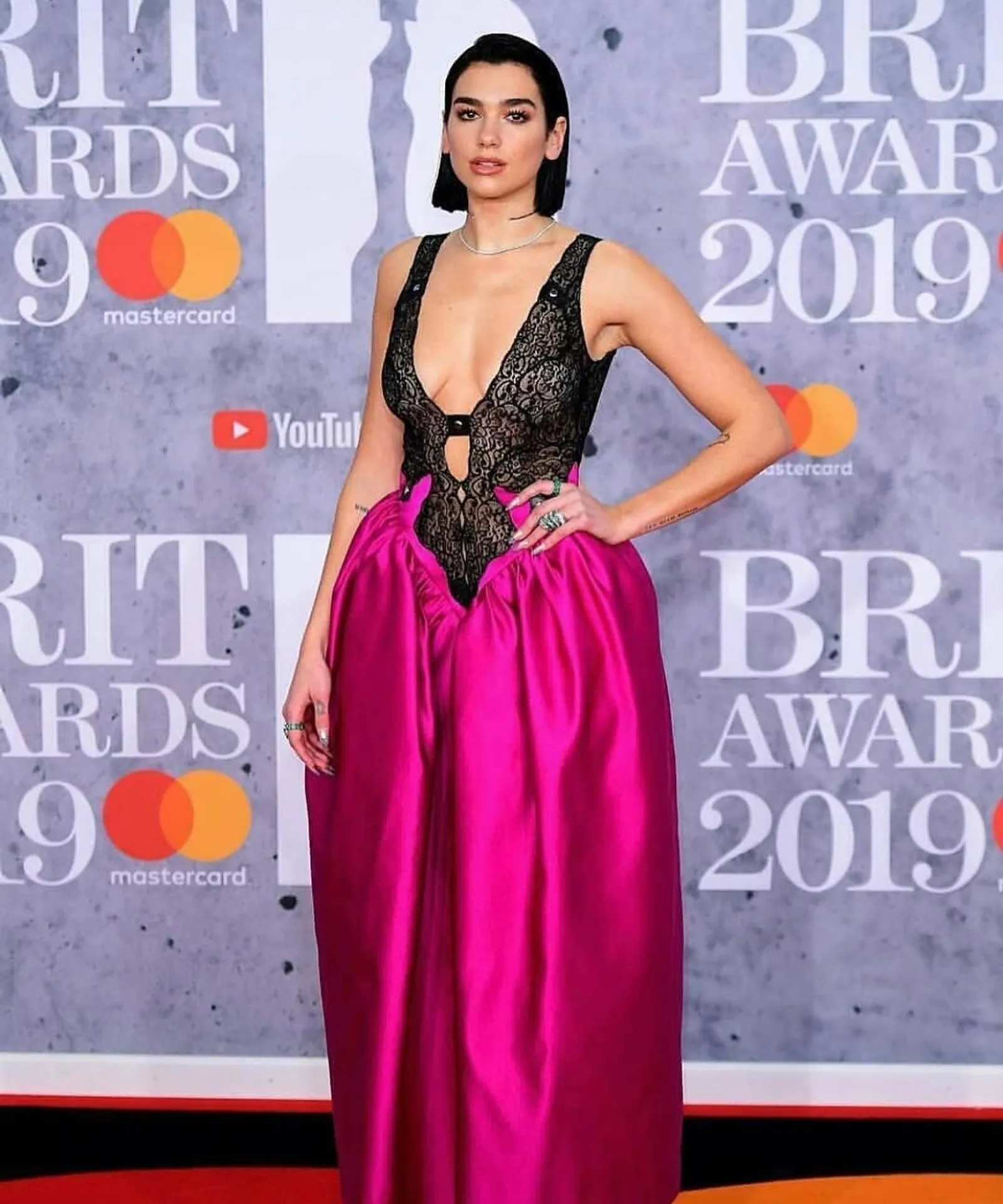 7 Gaun Paling Sexy Chic di Karpet Merah Brit Awards 2019