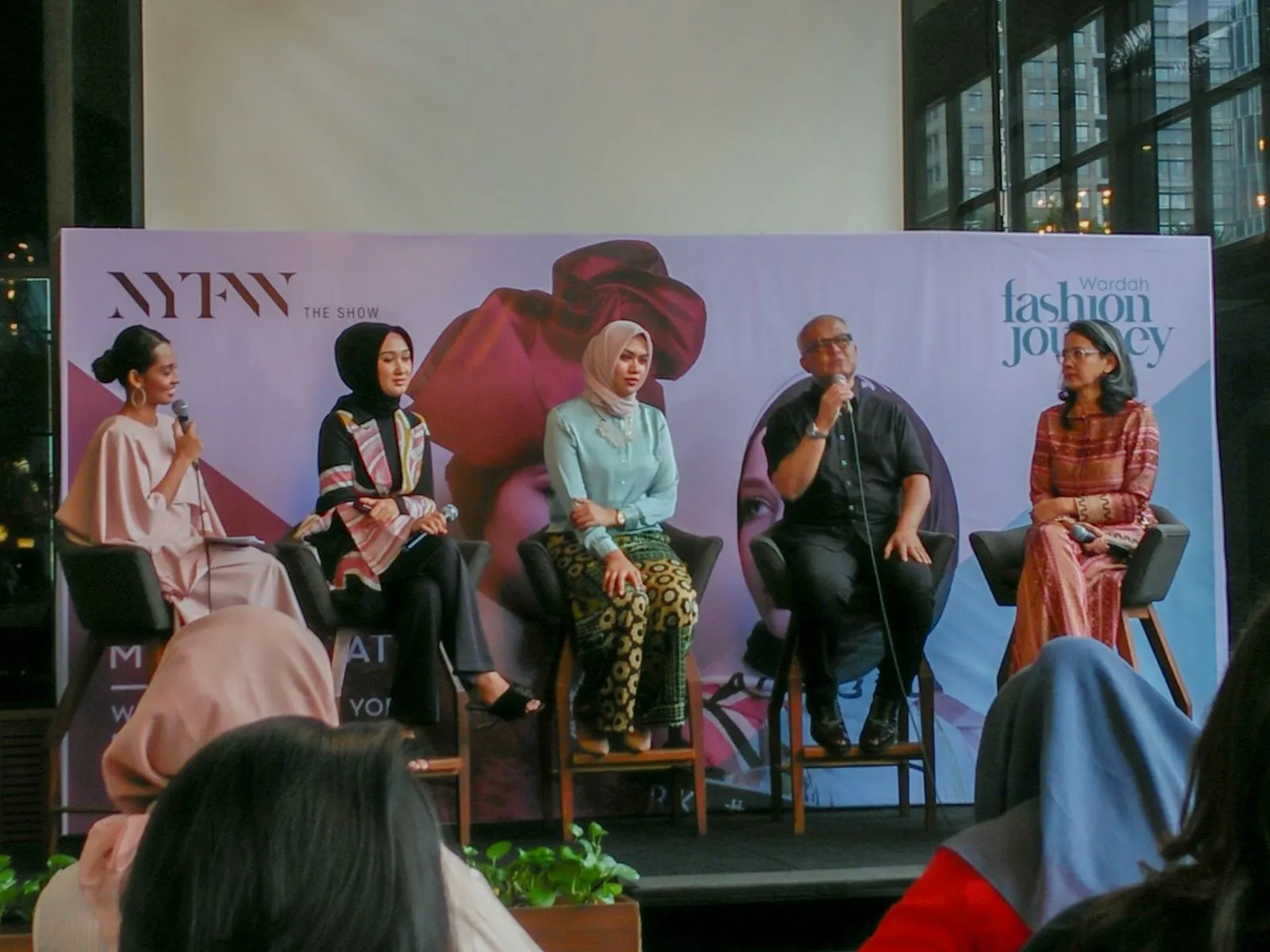 Dian Pelangi & Itang Yunasz Bawa Koleksi Modest Wear di NYFW 2019