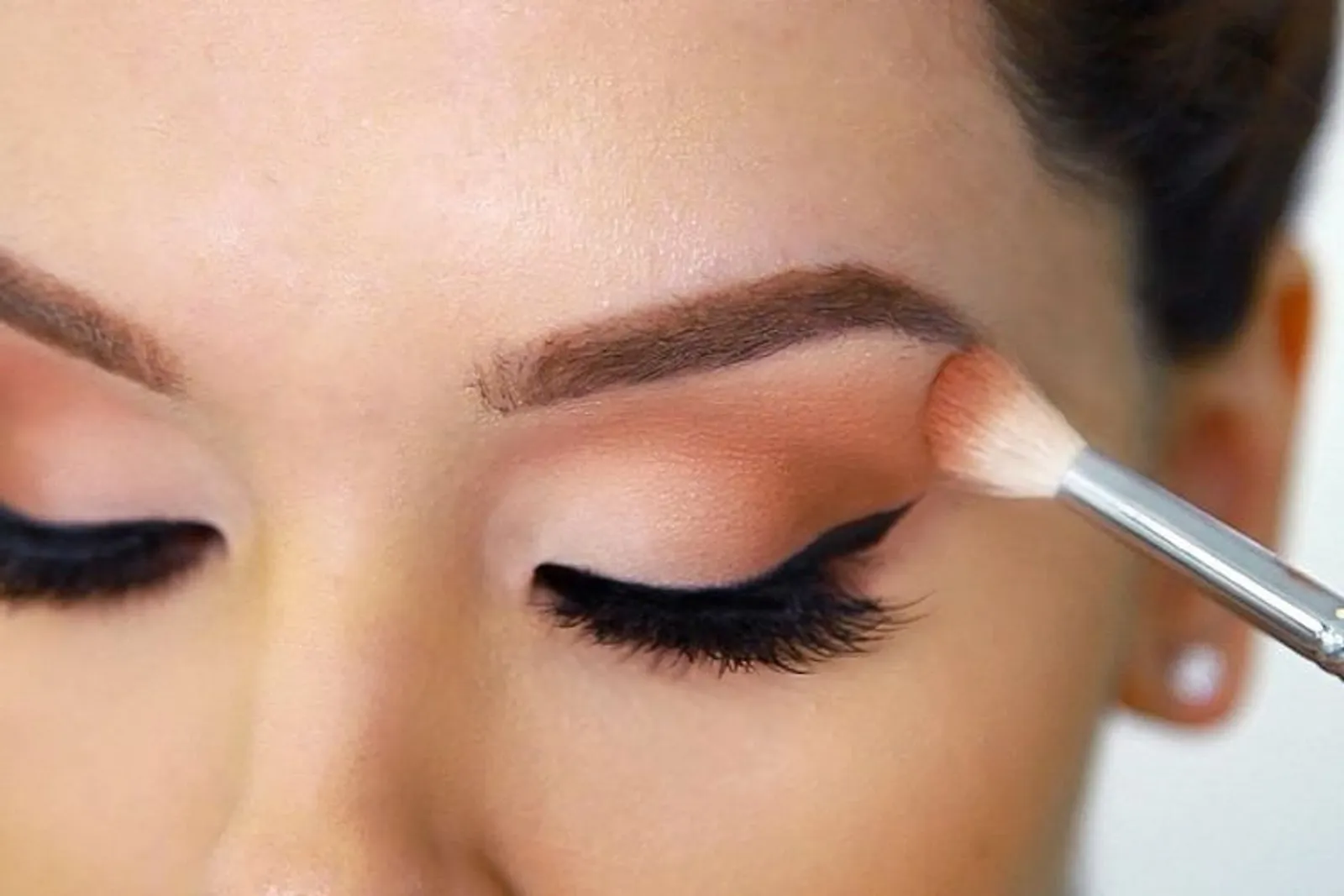 10 Tips Makeup untuk Hasil Akhir Dewy Looks, Kelihatan Segar & Sehat!