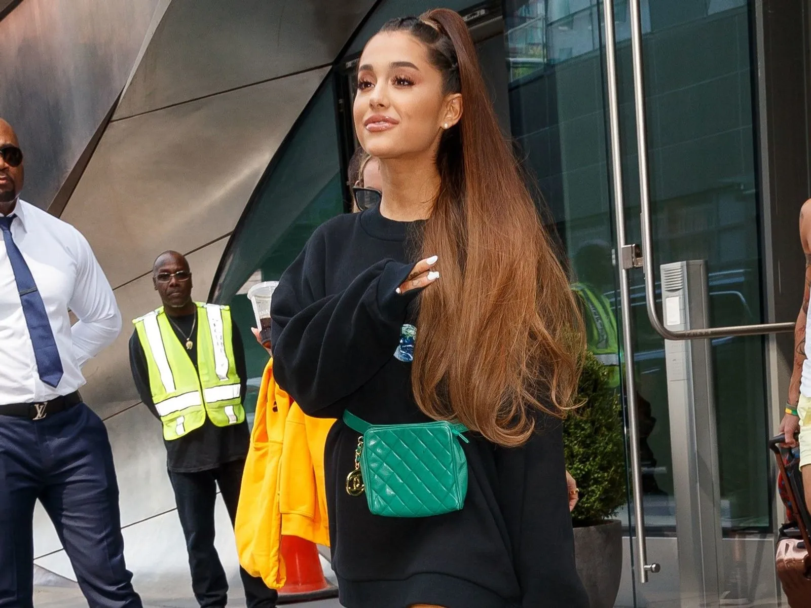 6 Sweatshirt Ini Bikin Penampilanmu Sekeren Ariana Grande
