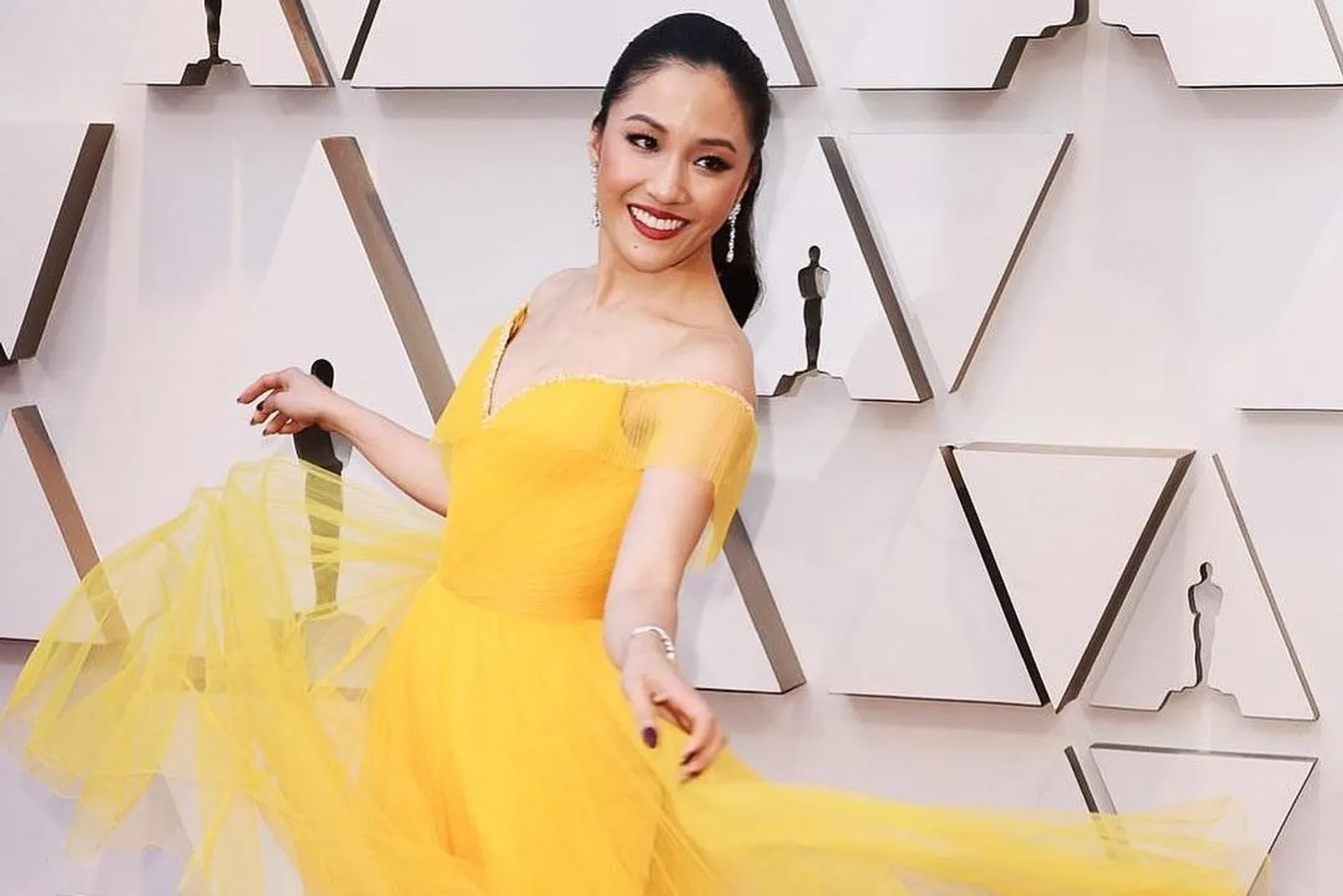 14 Gaun Penuh Warna di Karpet Merah Oscar 2019