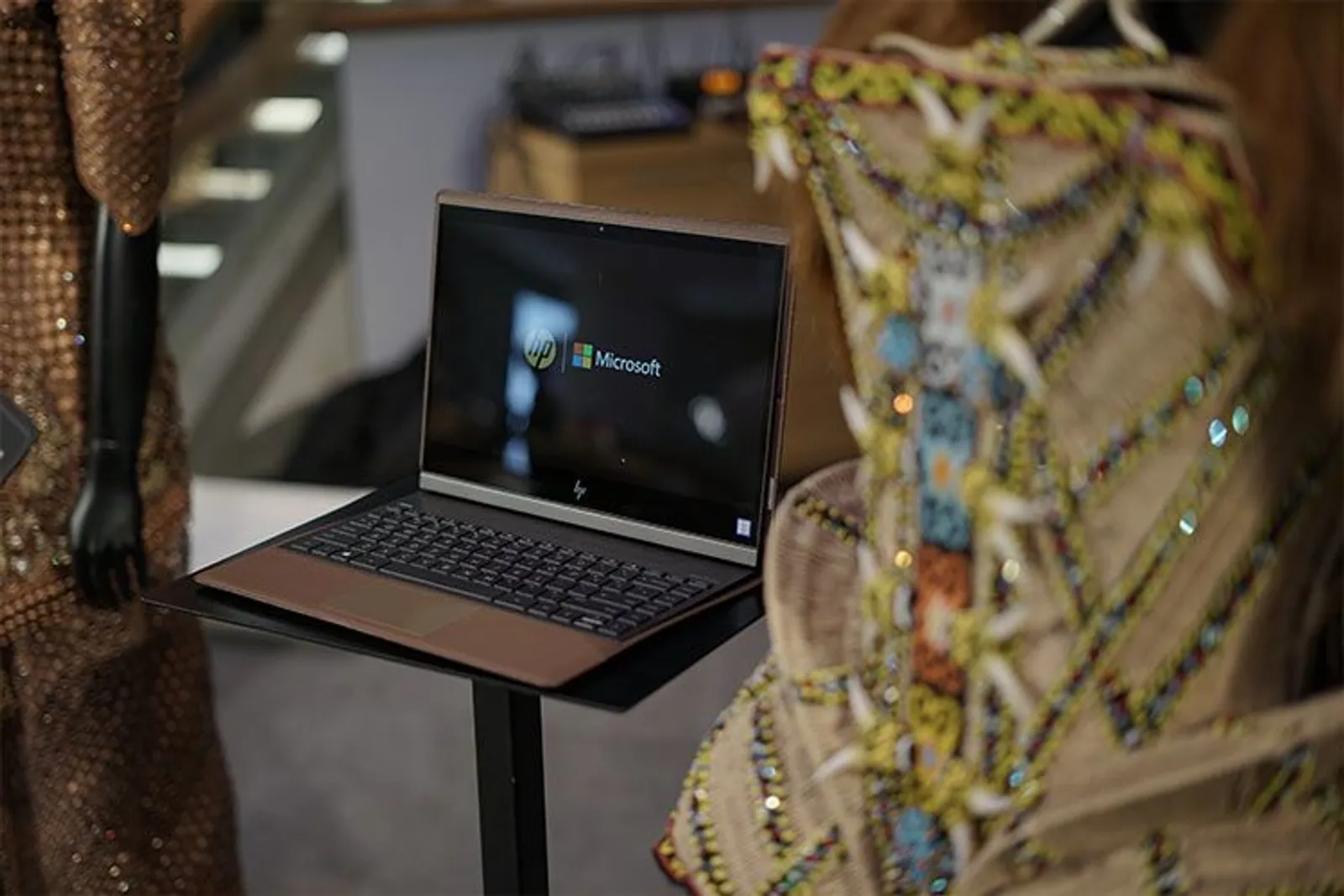 Laptop Konvertibel Kulit Pertama di Dunia, HP Spectre Folio