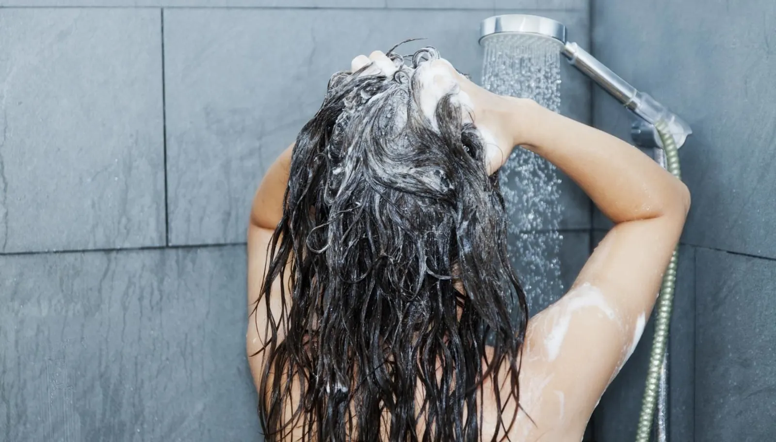 Sudah Keramas Rambut Tetap Berminyak? Mungkin 5 Hal Ini Penyebabnya