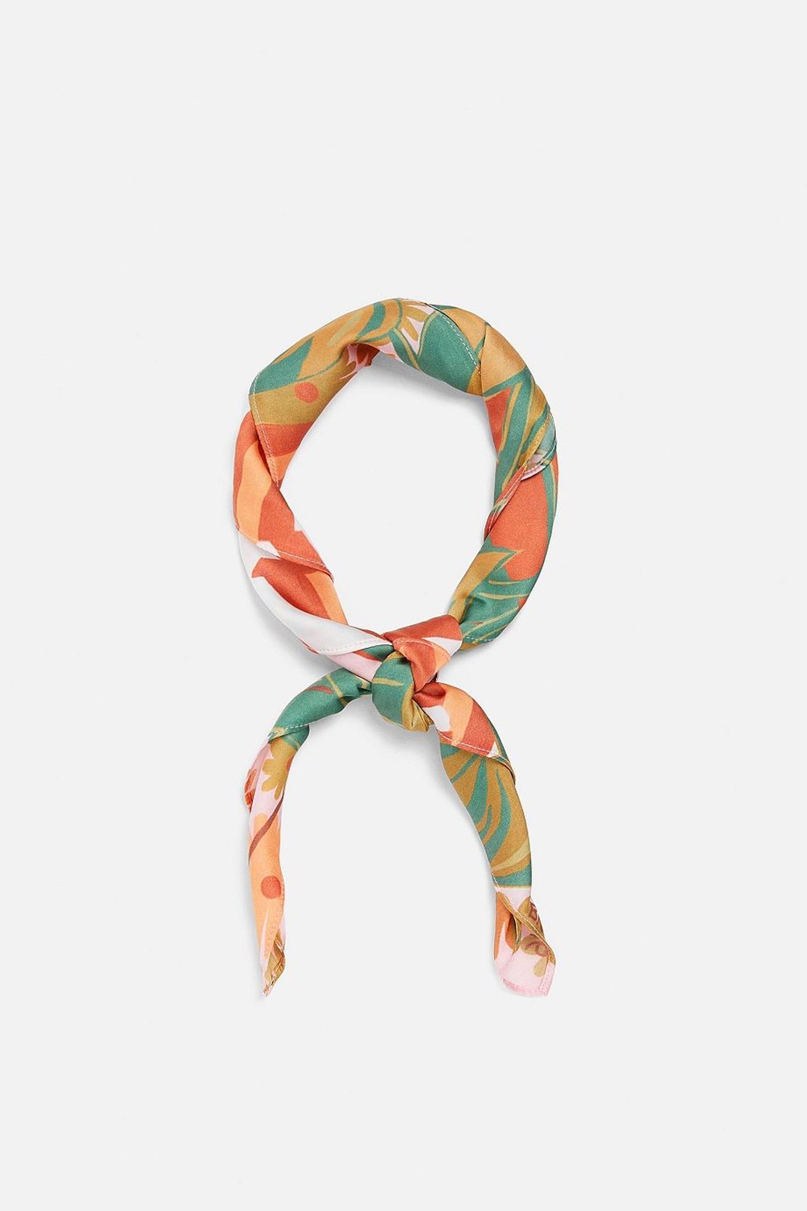 Manis! Intip Yuk 6 Scarf Kece di Minggu Ini