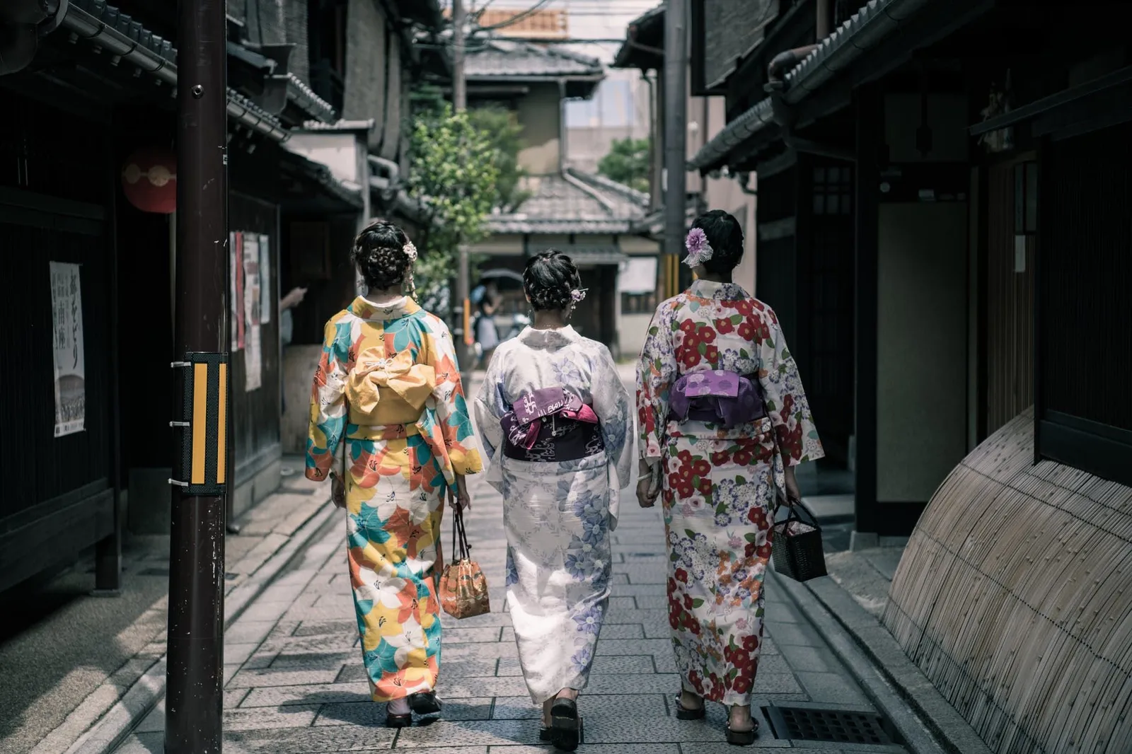 10 Rekomendasi Oleh-oleh Khas Jepang, Ada Kimono Hingga KitKat