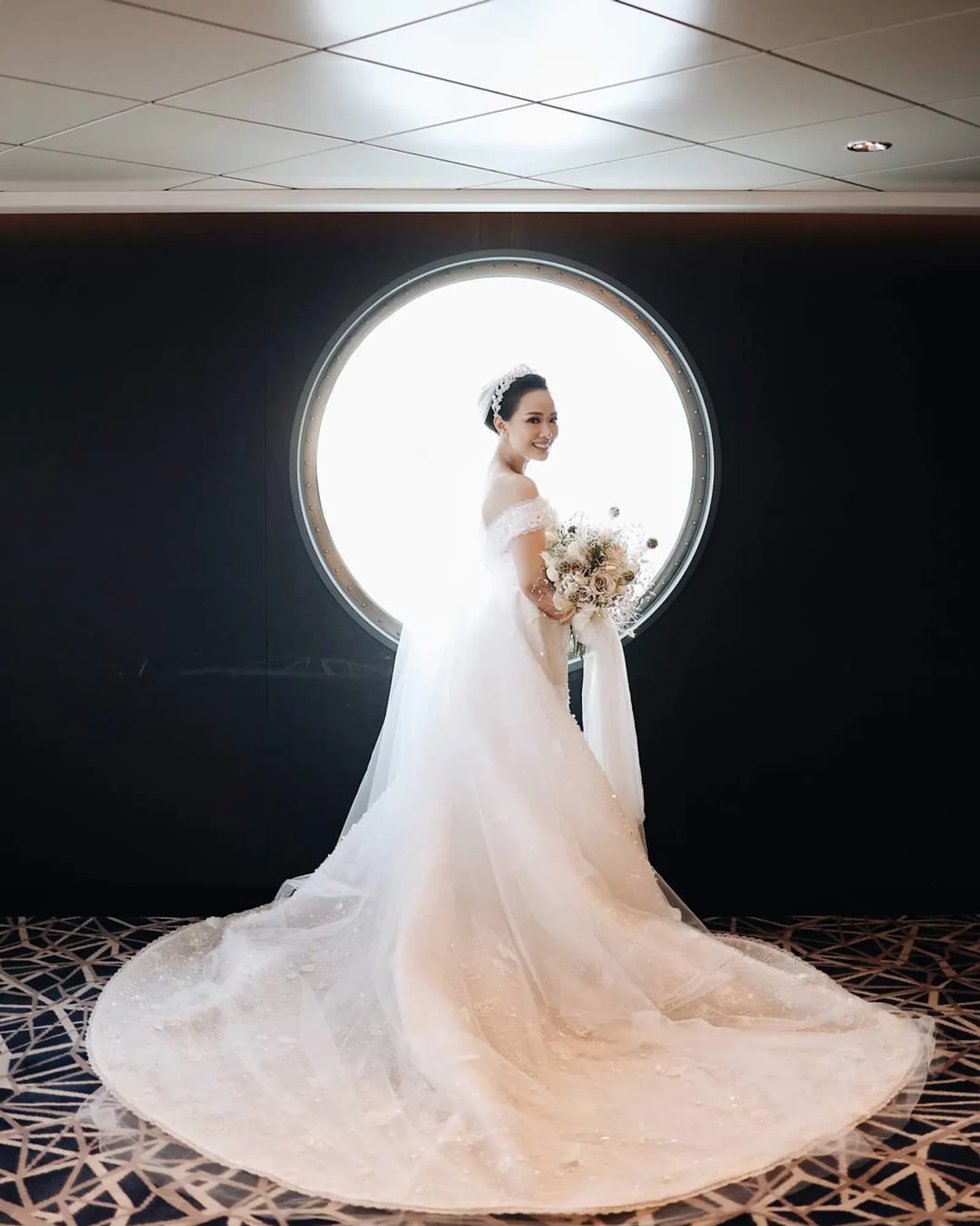 Berbalut Gaun Putih, Elegannya Yuanita di Hari Pernikahannya