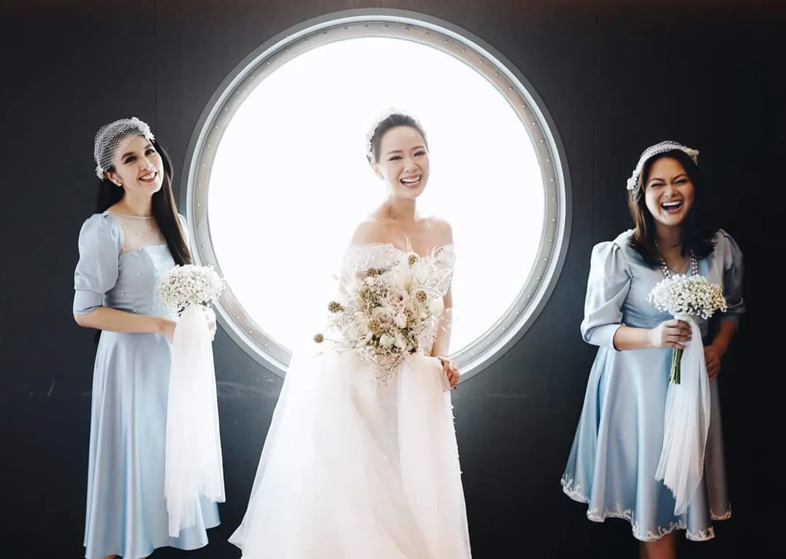 Berbalut Gaun Putih, Elegannya Yuanita di Hari Pernikahannya