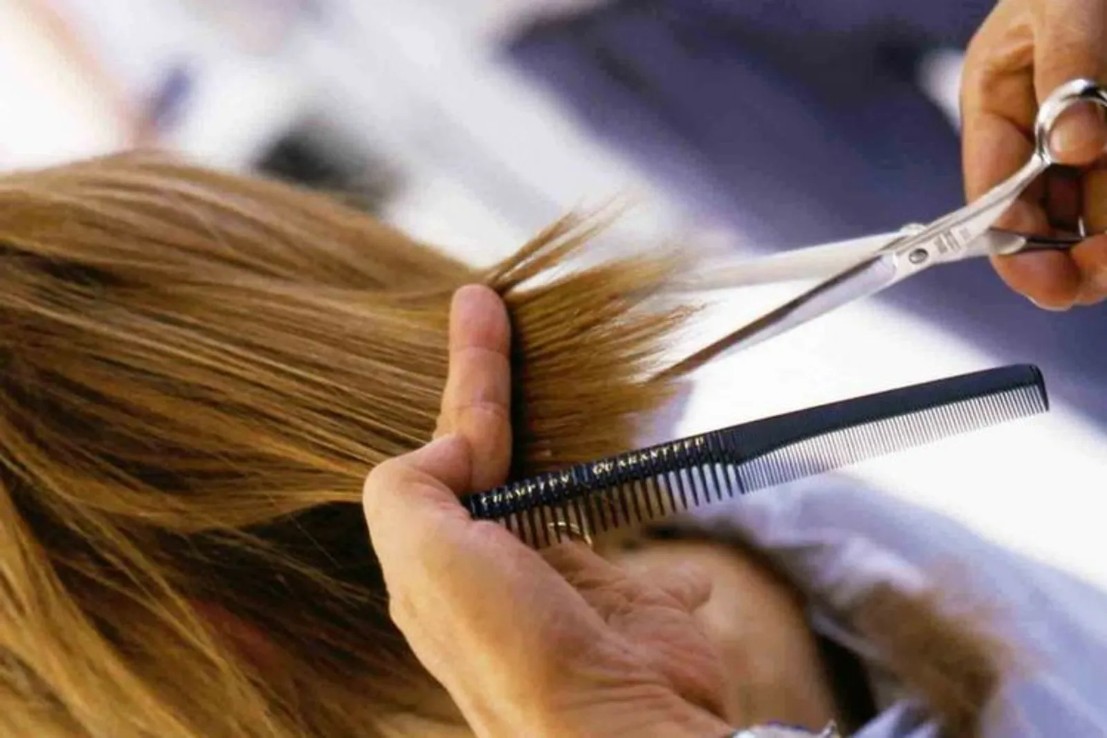 Atasi Rambut Kering Saat Musim Panas dengan 5 Cara Ini! 