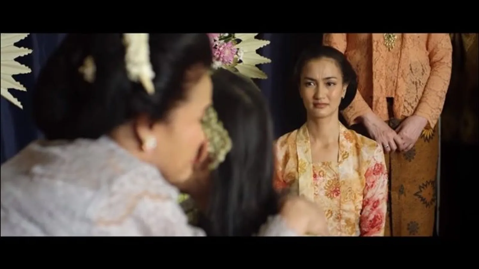 Atiqah Hasiholan Belajar Tradisi Pernikahan Jawa di 'Mantan Manten'