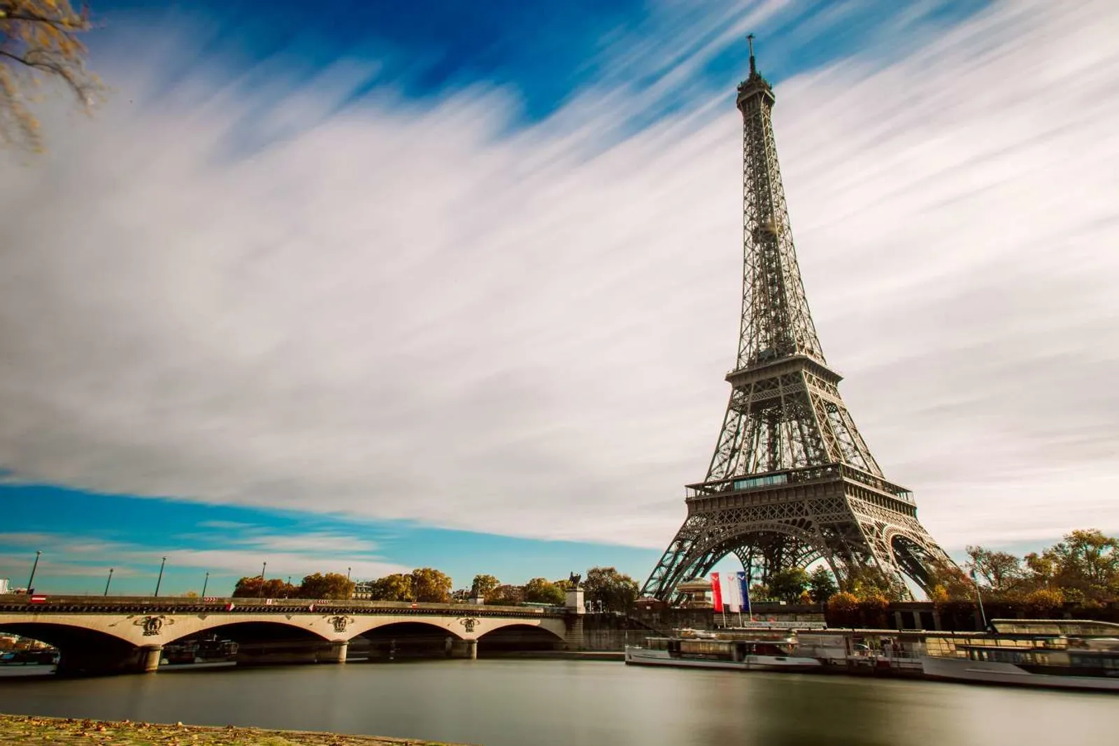 Pelanggaran! Mengunggah Gambar Eiffel di Media Sosial Menyalahi Hukum?