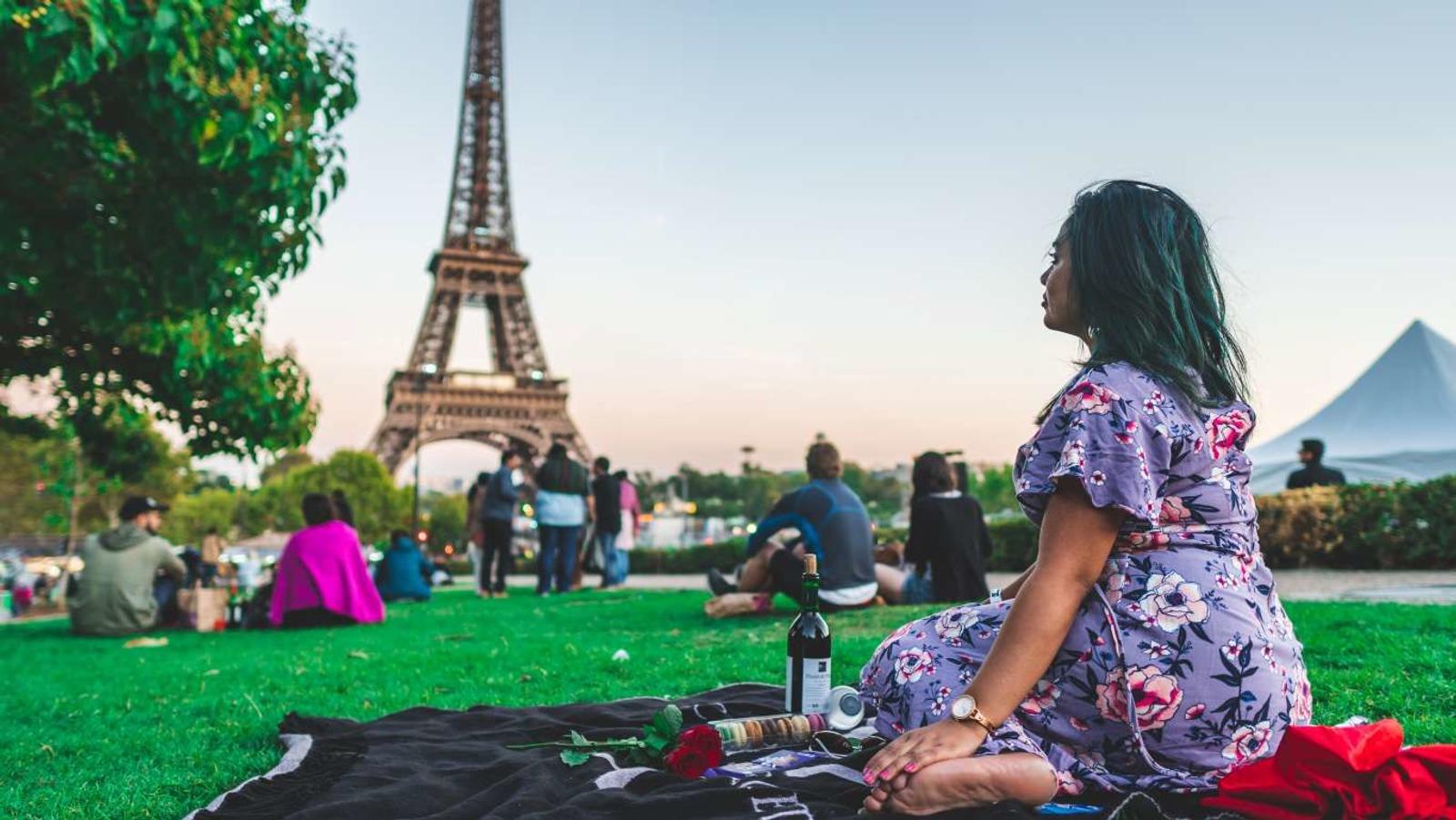 Pelanggaran! Mengunggah Gambar Eiffel di Media Sosial Menyalahi Hukum?