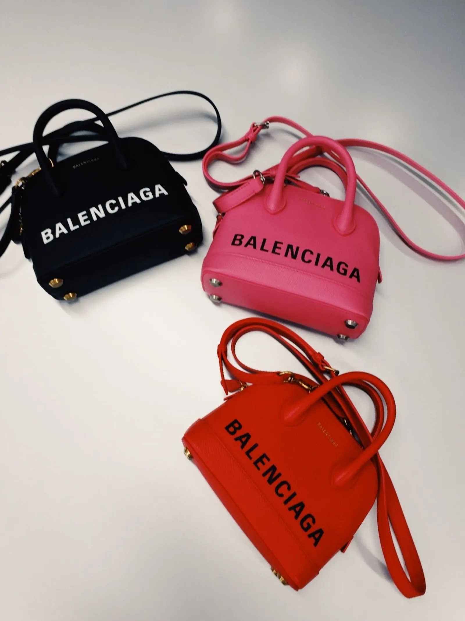 Closer Look: Balenciaga SS19, Penuh Nostalgia dan Logomania!