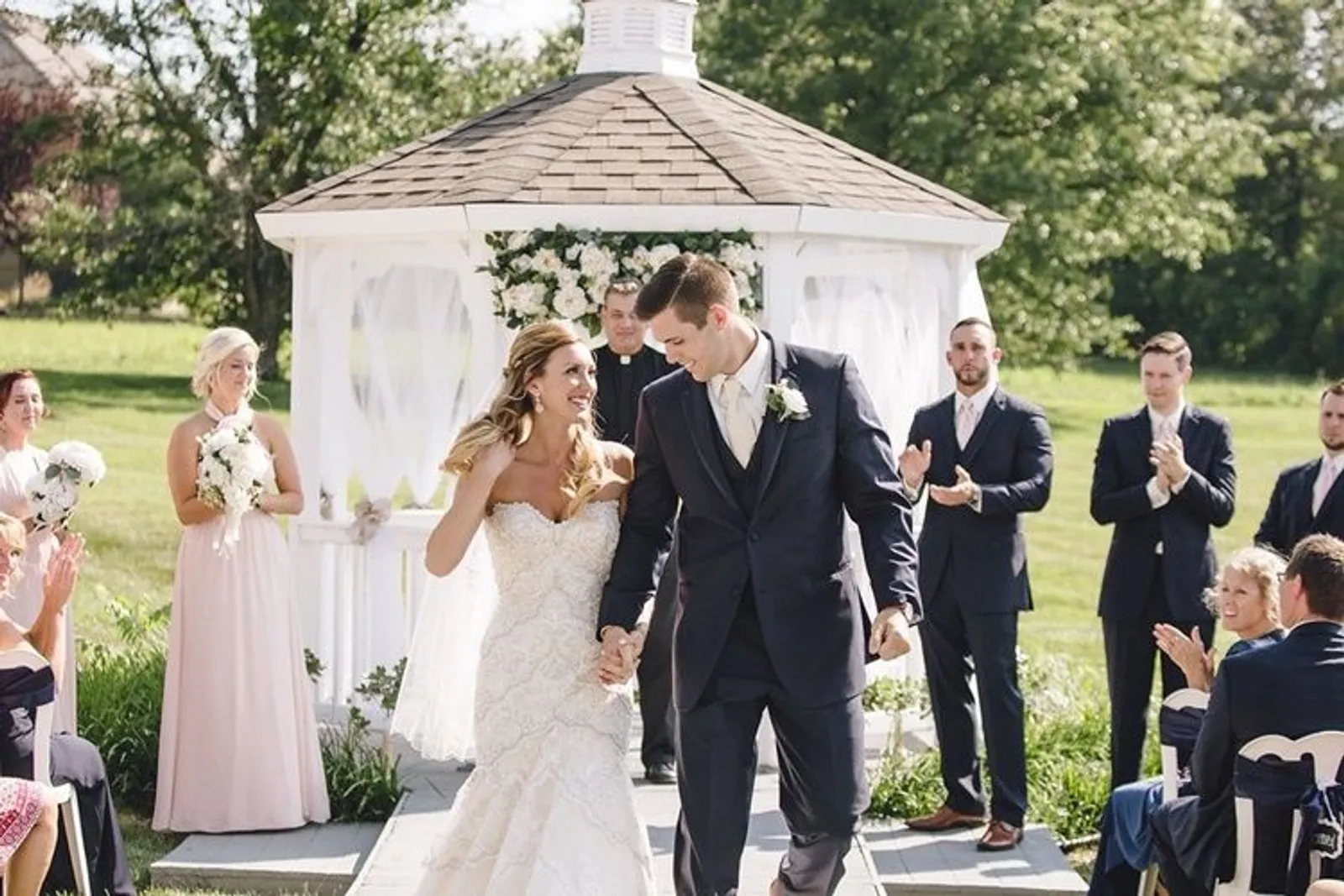 Tak Perlu Bingung, Ini 5 Alasan Pesta Pernikahan Kecil Tepat untukmu
