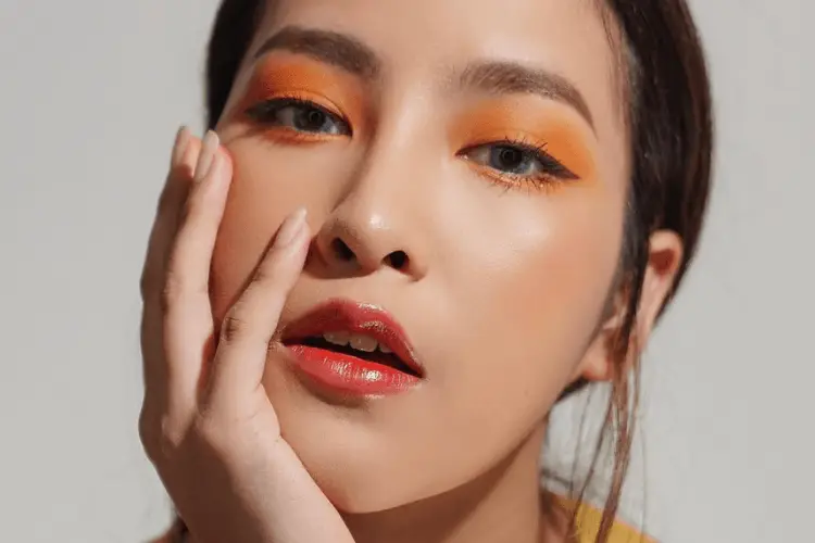 10 Tips Makeup untuk Hasil Akhir Dewy Looks, Kelihatan Segar & Sehat!