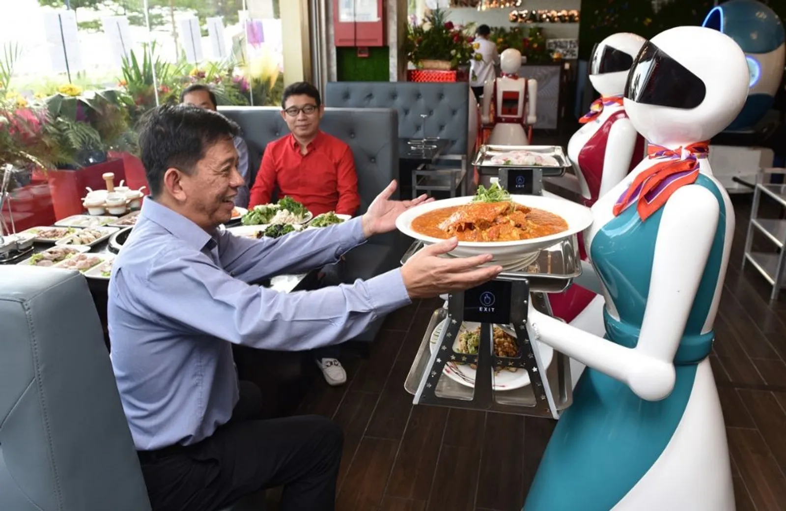 7 Restoran Ini Layani Konsumen Pakai Robot Pelayan