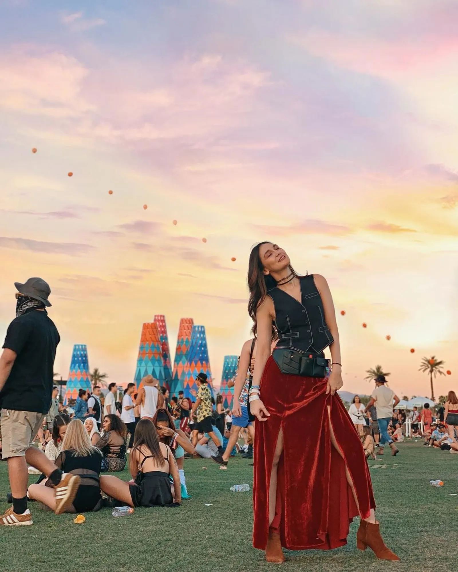 Hadiri Coachella, Luna Maya Kenakan Busana yang Mencuri Perhatian