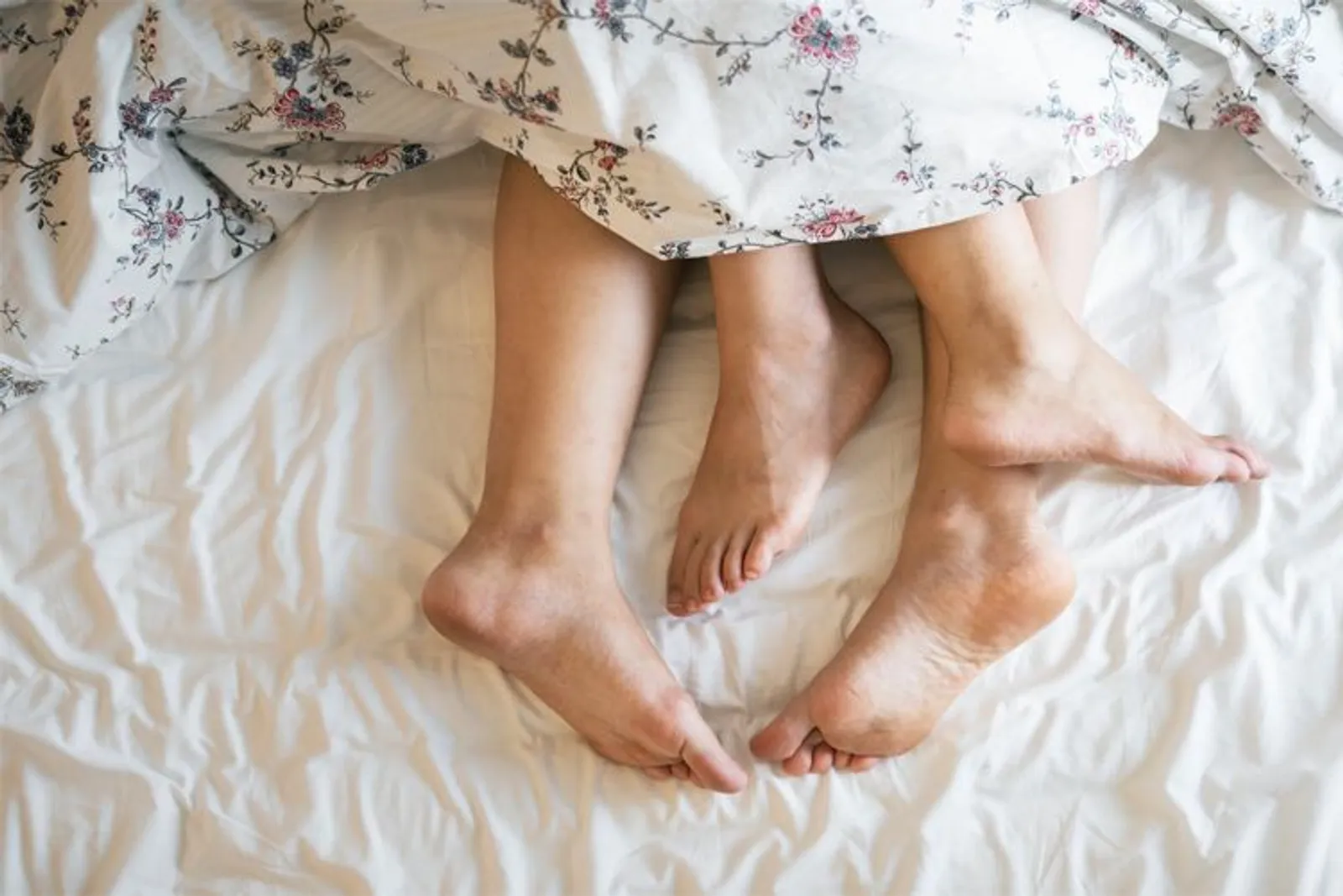 7 Hal yang Dilakukan Pasangan sebelum Tidur agar Makin Mesra
