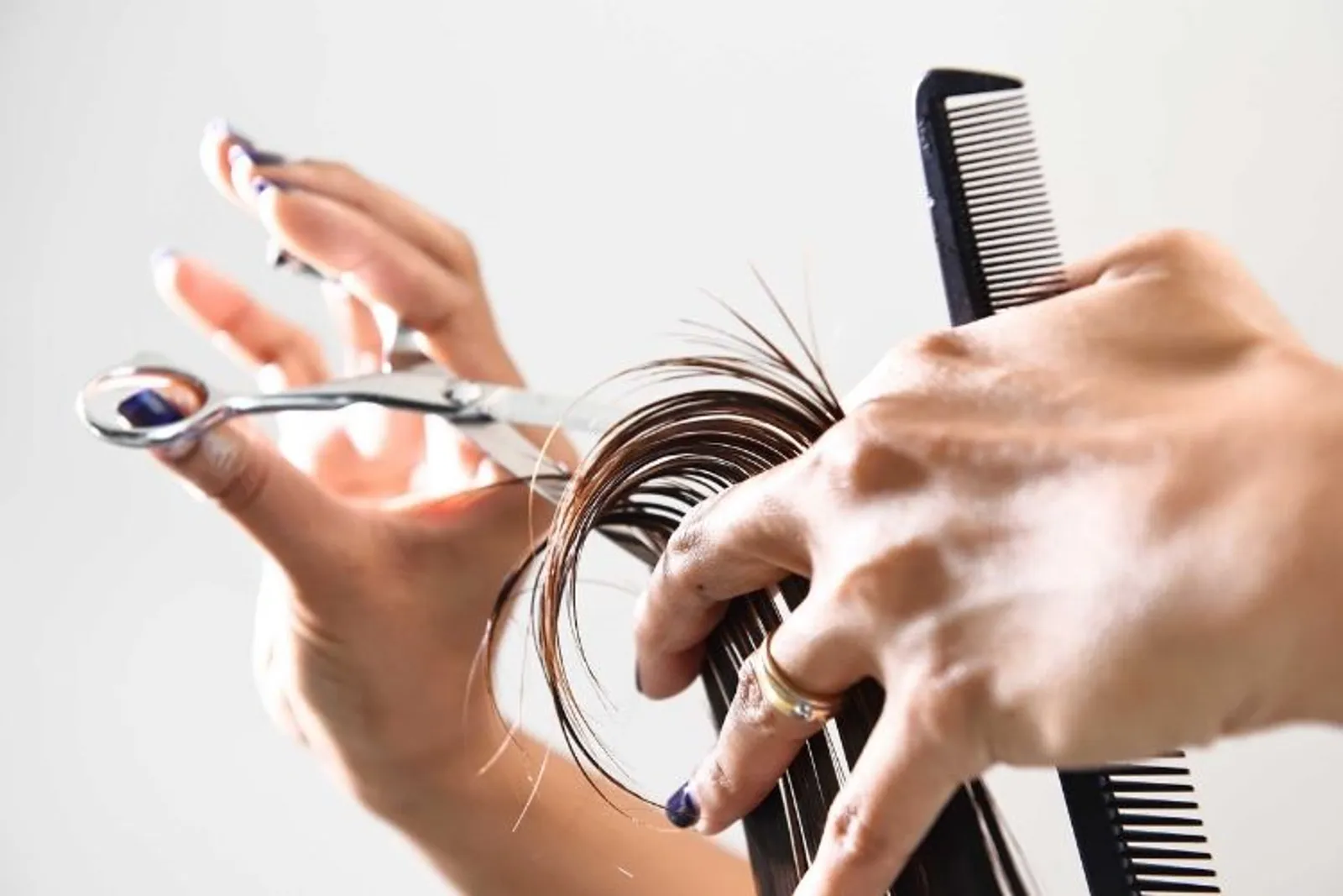 8 Cara Mencegah dan Merawat Rambut Bercabang Supaya Tetap Indah