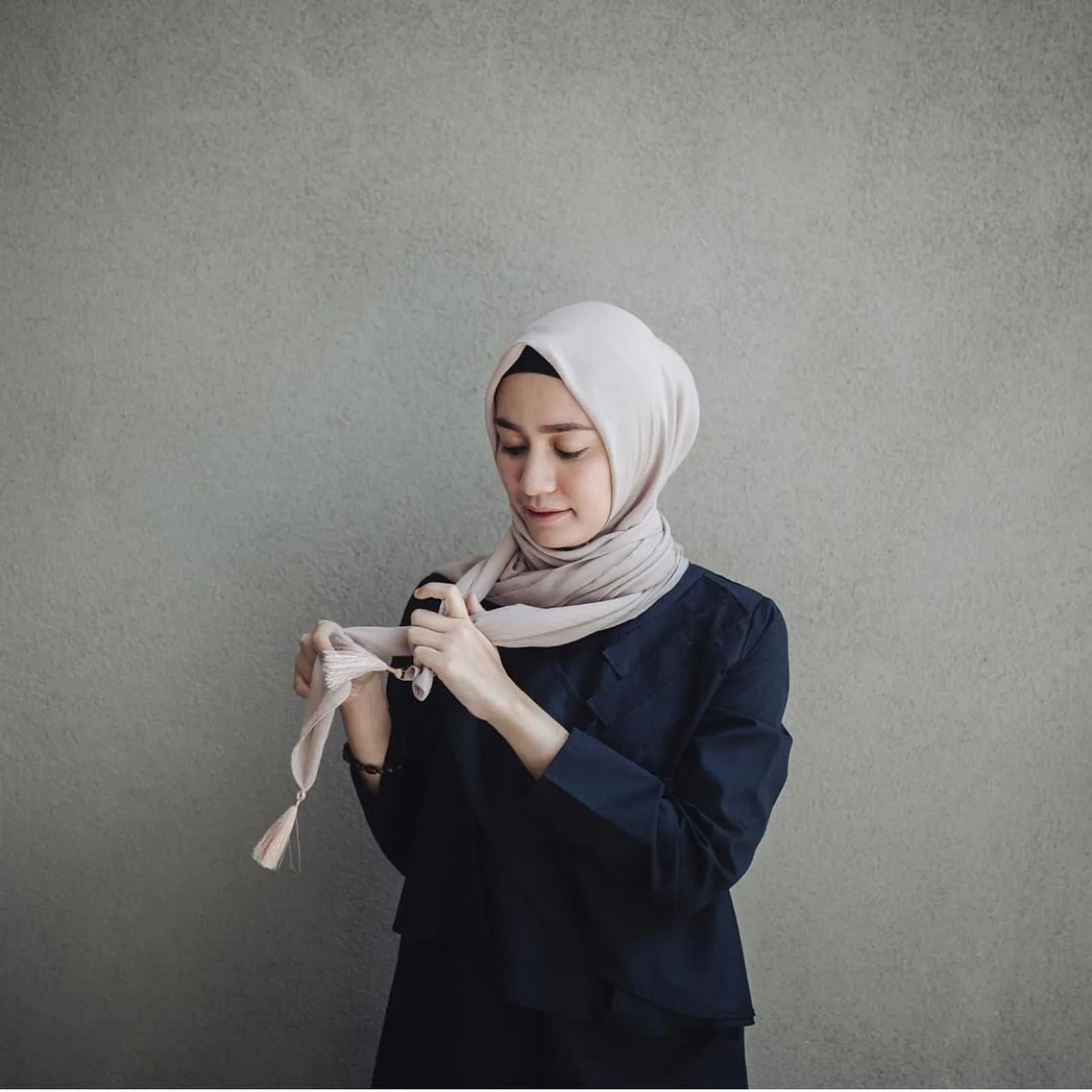 Mudah Ditiru! Simak Tutorial Hijab Segi Empat Simple A la Mega Iskanti