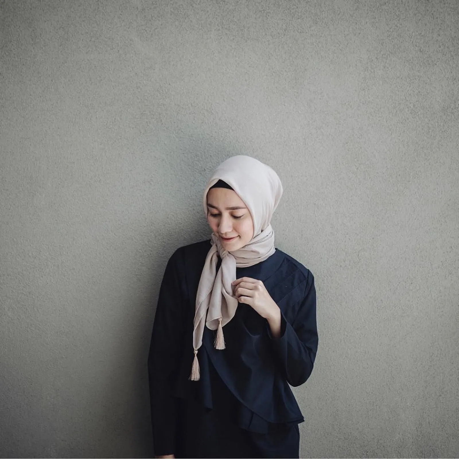 Mudah Ditiru! Simak Tutorial Hijab Segi Empat Simple A la Mega Iskanti