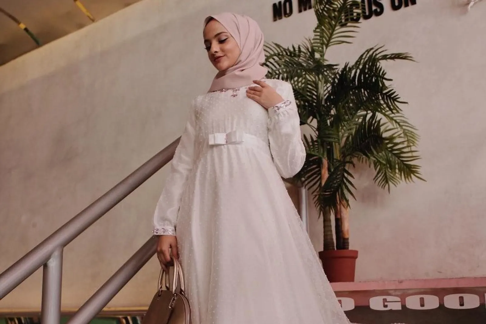 Berdetail Asimetris hingga Cape, Ini 5 Inspirasi Gaun Pesta Muslimah