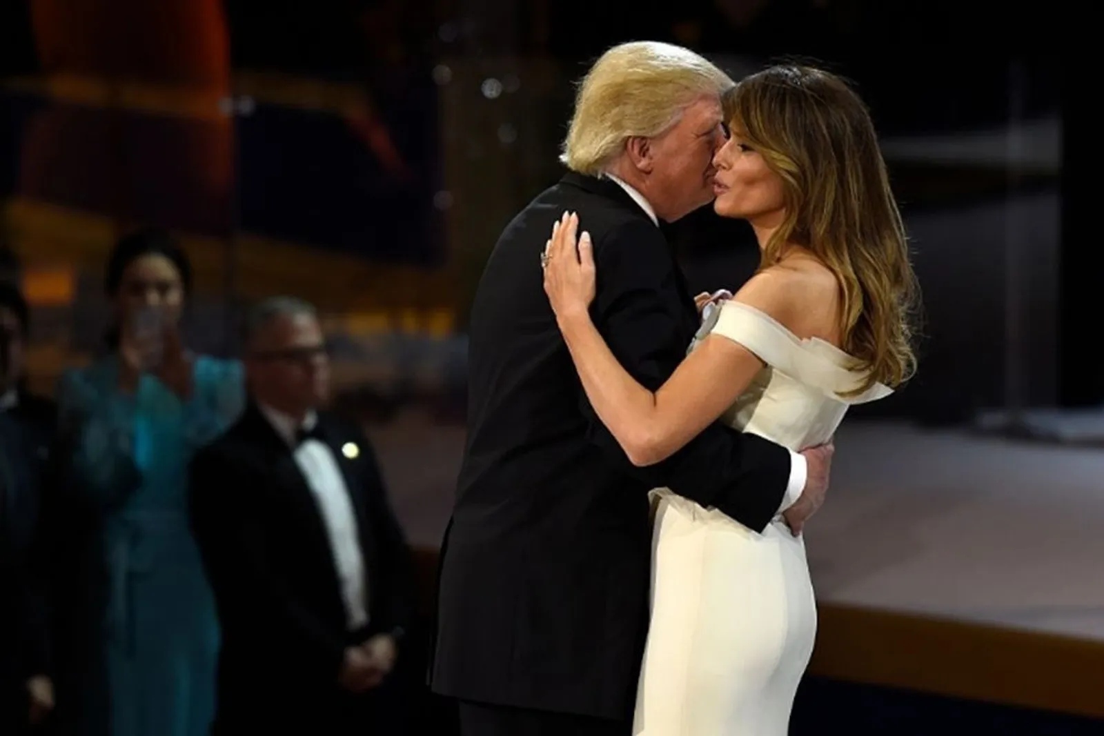 Nggak Banyak Bicara, Inilah Bukti Melania Tertekan Karena Sikap Trump