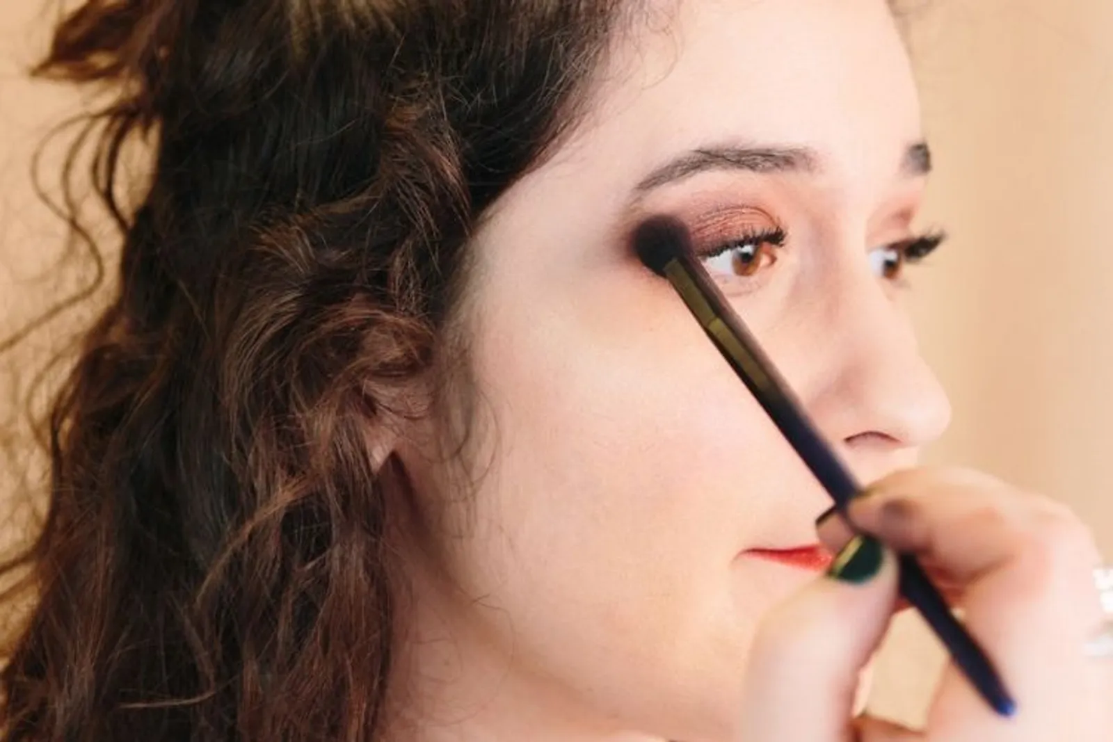 3 Cara Mengaplikasikan Liquid Eyeshadow untuk Riasan Mata yang Cantik