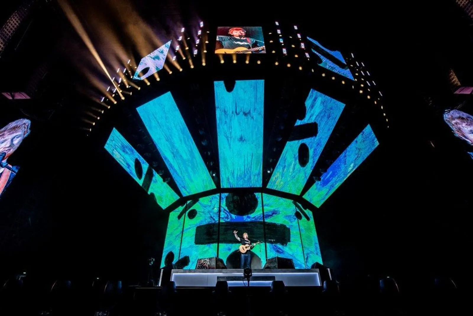Penuh Energi Sekaligus Romantis di Konser Ed Sheeran Jakarta