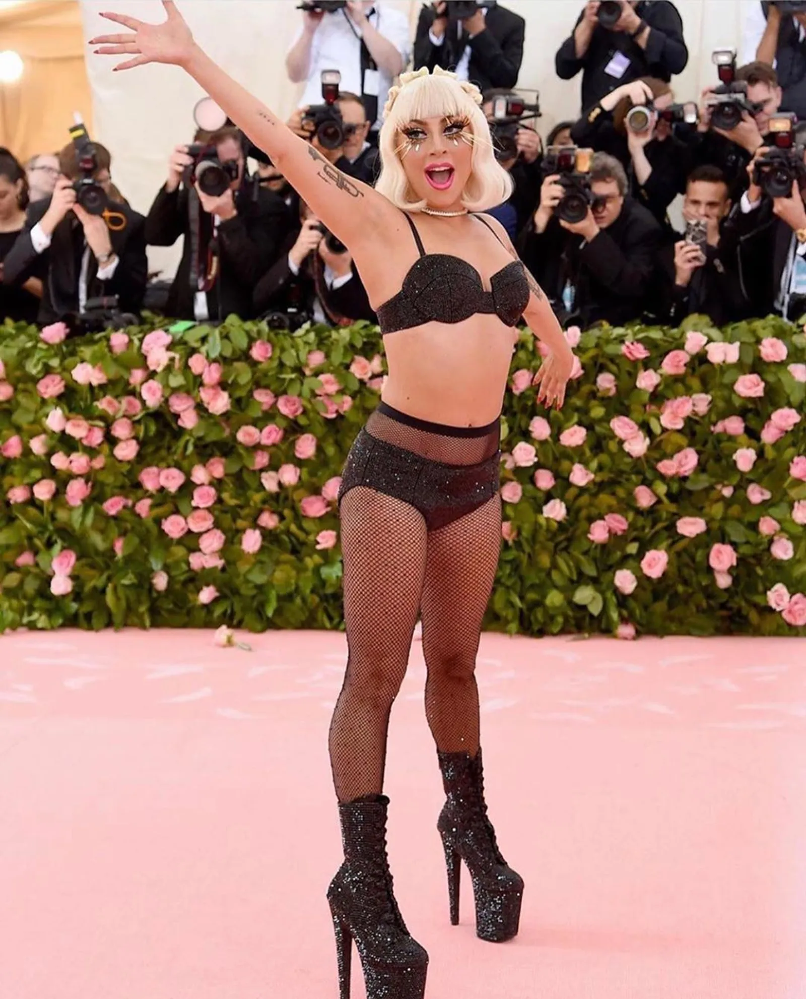 4 Kali Ganti Busana, Lady Gaga Sukses Curi Perhatian di Met Gala 2019