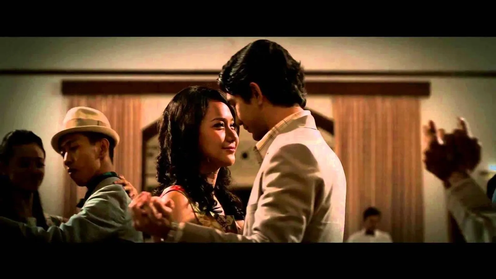 6 Film Romantis Indonesia yang Sukses Bikin Jatuh Cinta
