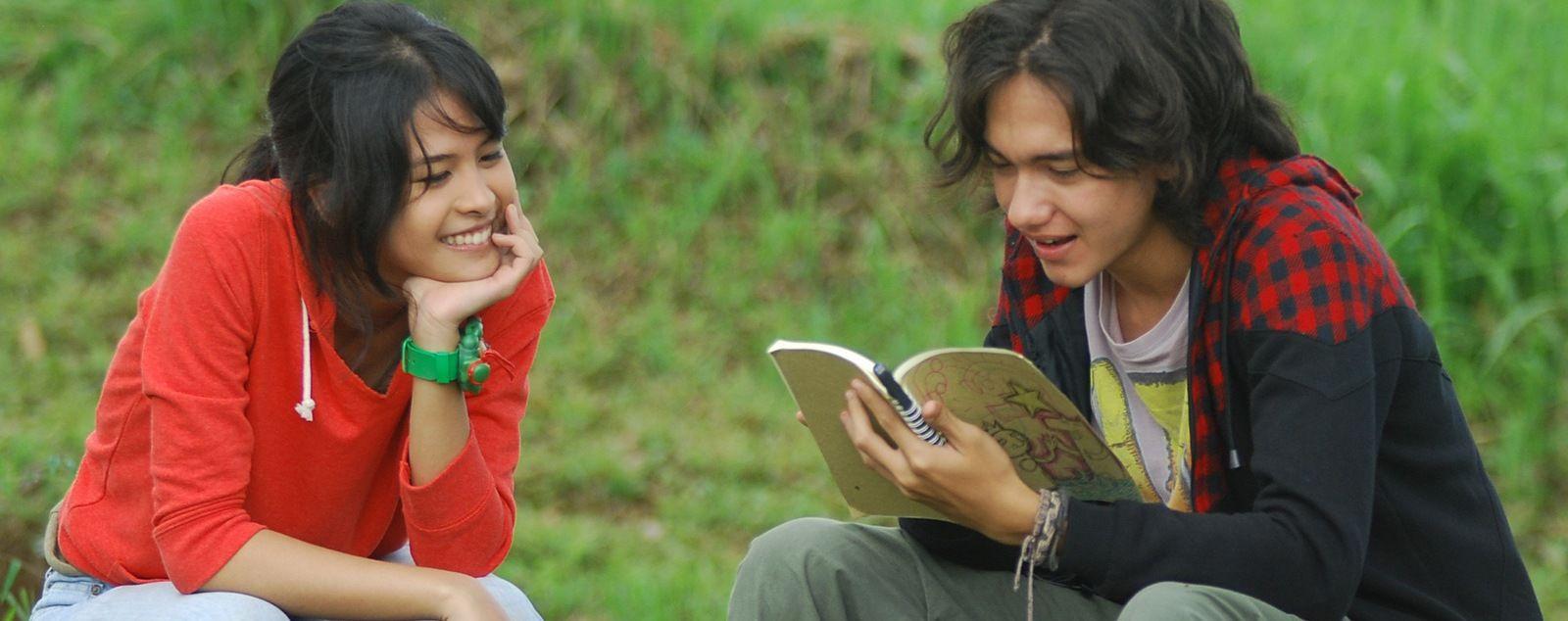 6 Film Romantis Indonesia yang Sukses Bikin Jatuh Cinta