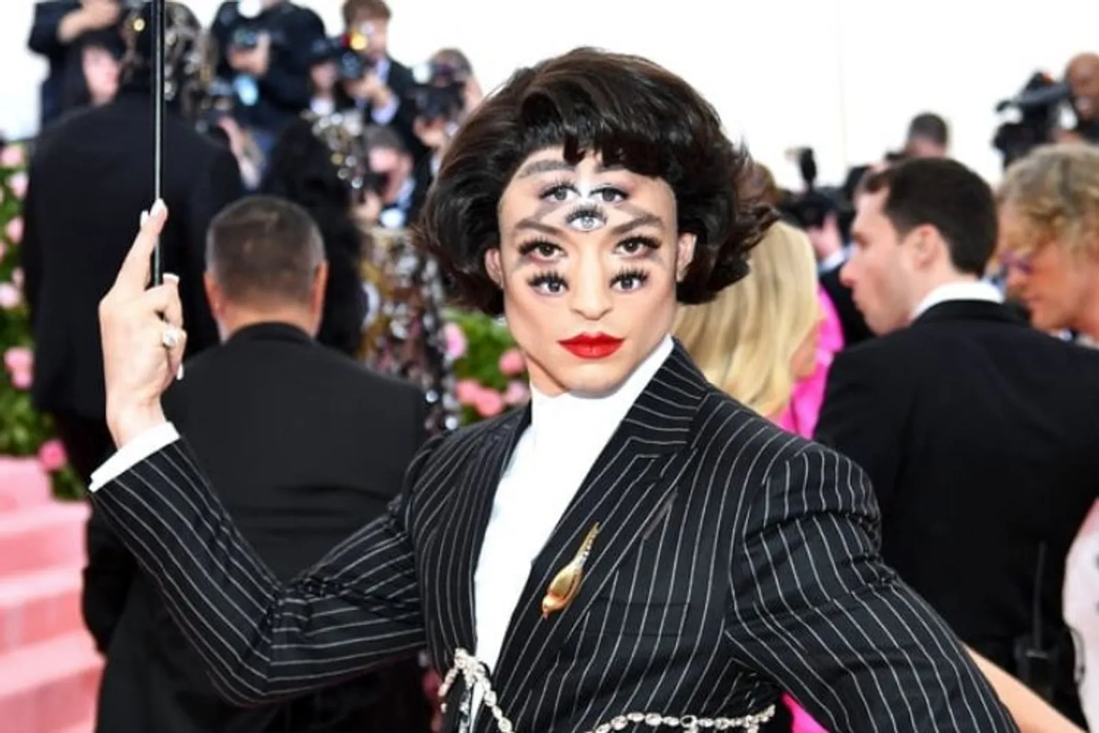 Fakta Unik di Balik Makeup Ezra Miller Saat Menghadiri Met Gala 2019