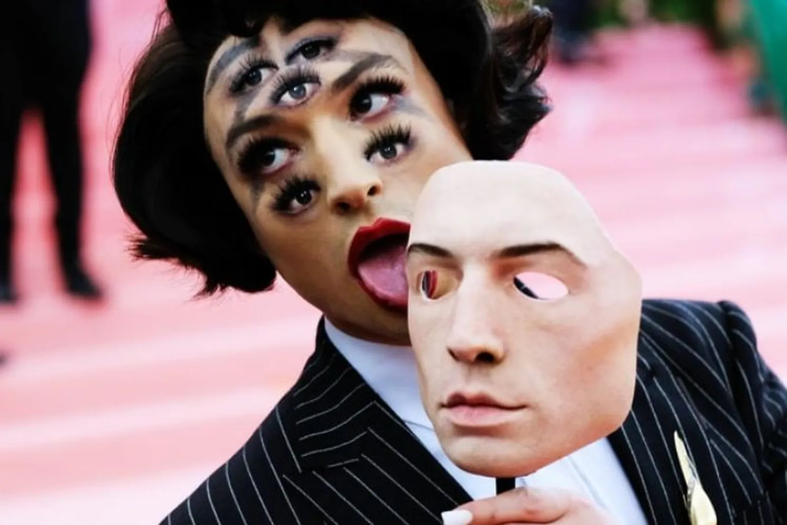 Fakta Unik di Balik Makeup Ezra Miller Saat Menghadiri Met Gala 2019