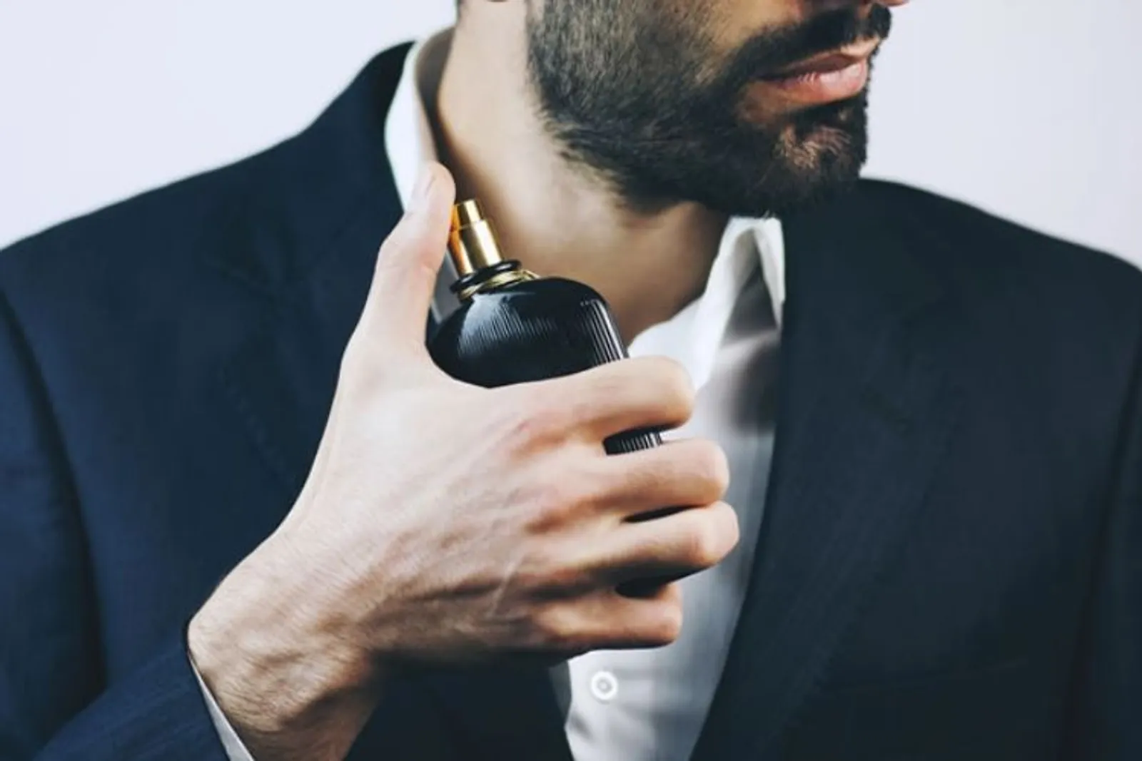 15 Rekomendasi Parfum Pria Tahan Lama Terbaik