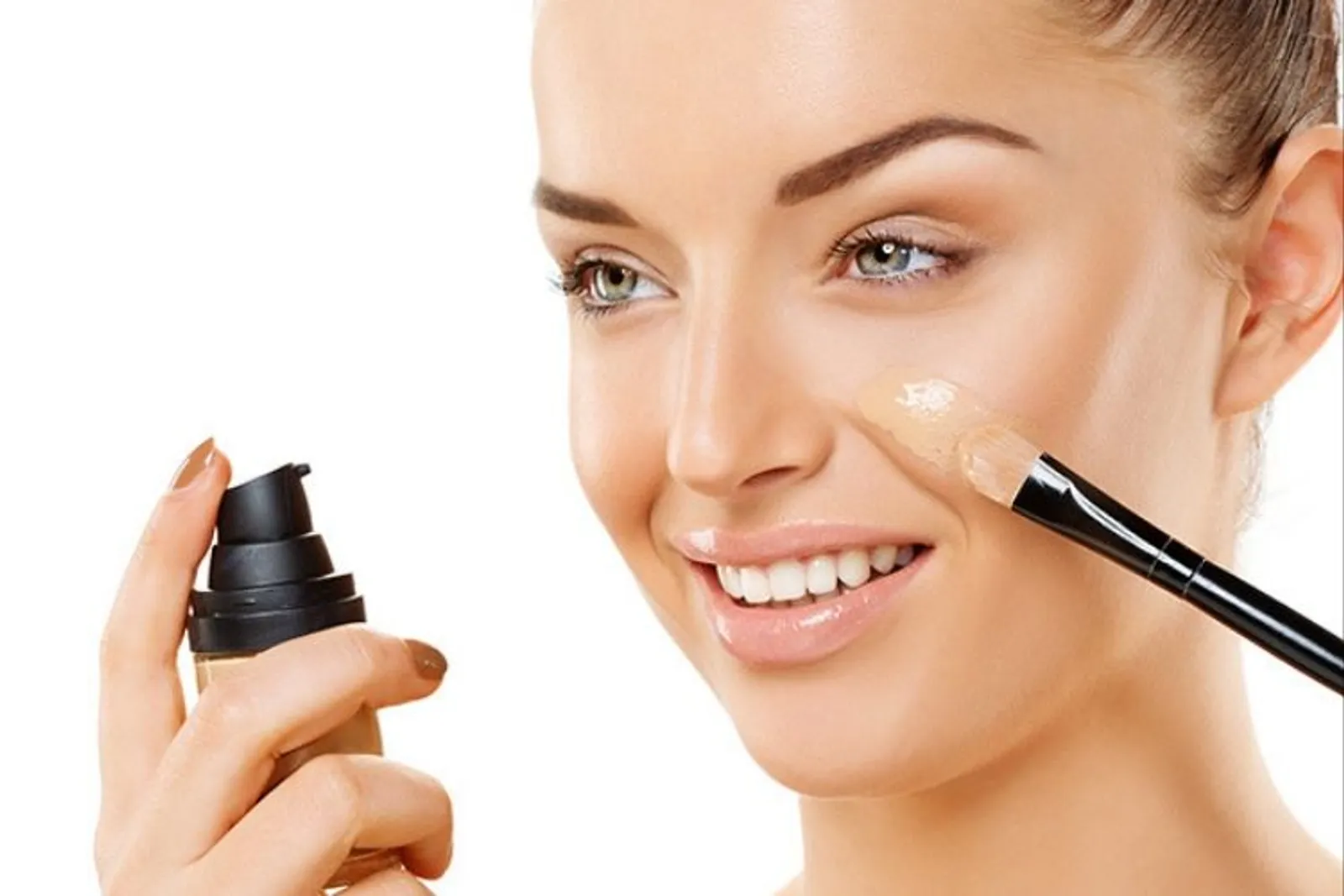 7 Tips Memilih Makeup untuk Kulit Berjerawat