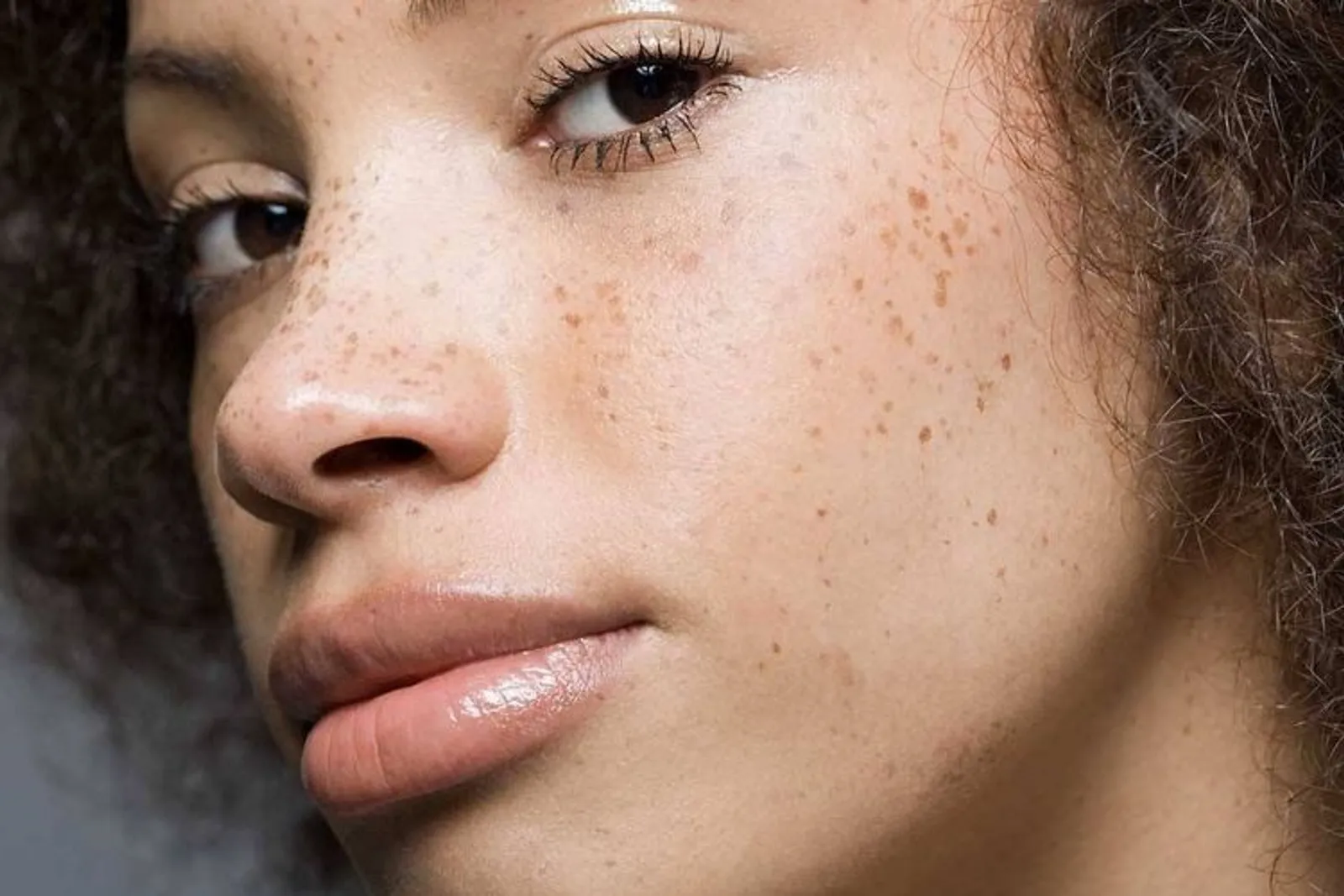 Ini Langkah Mengaplikasikan Makeup untuk Kamu yang Memiliki Freckles